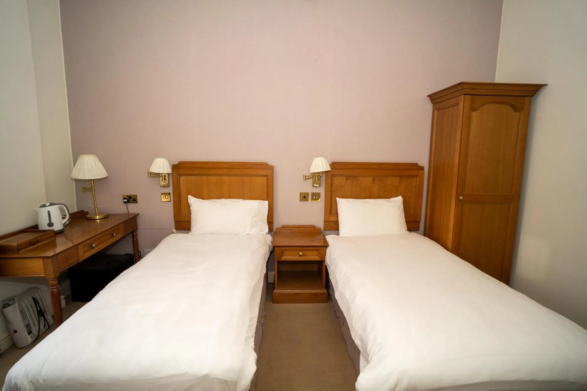 Bedroom, Bed in The Silver Cup