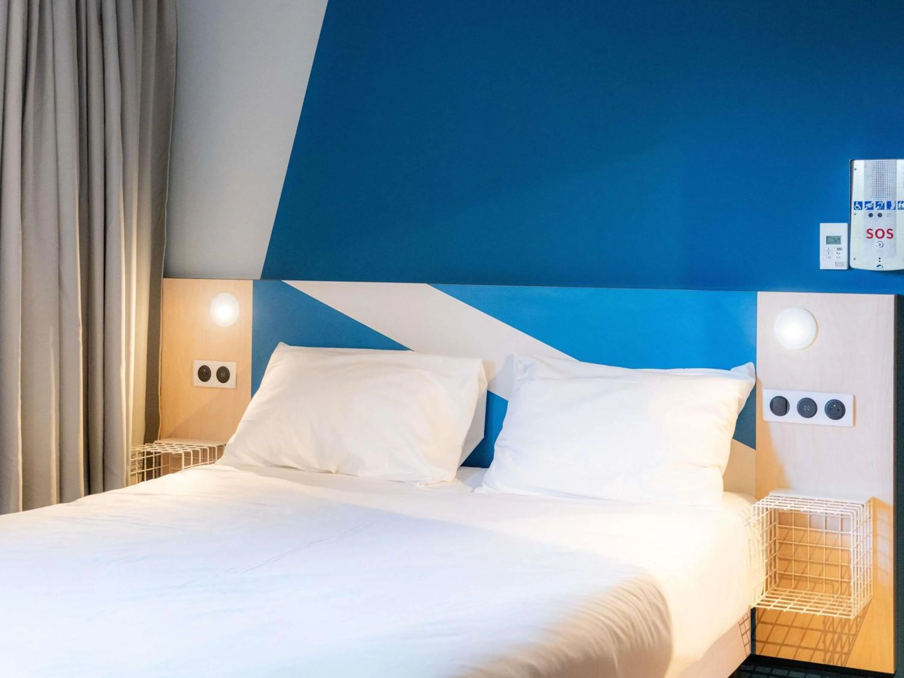 Bedroom, Bed in ibis budget Le Cannet des Maures