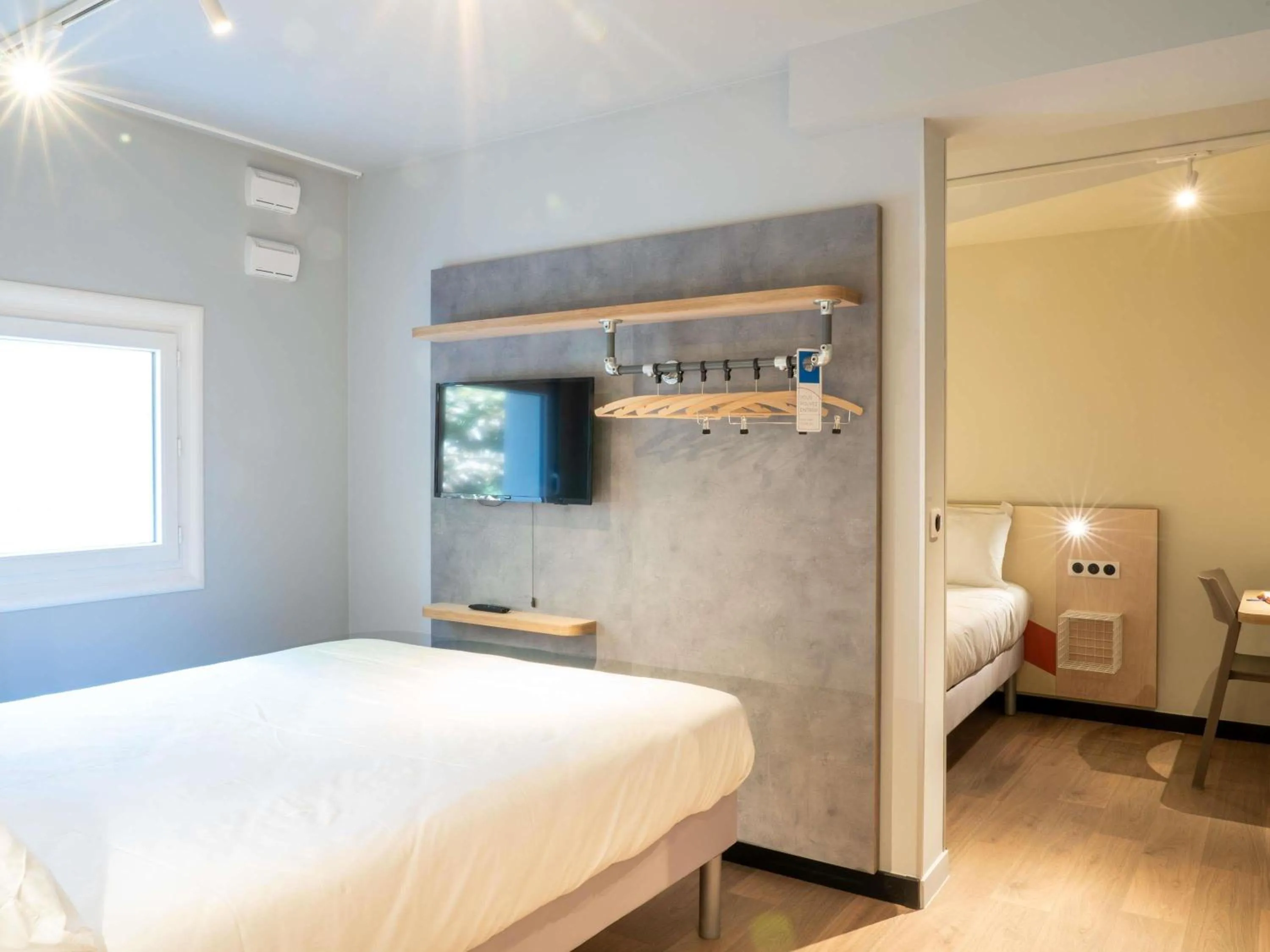 Bedroom, Bed in ibis budget Le Cannet des Maures