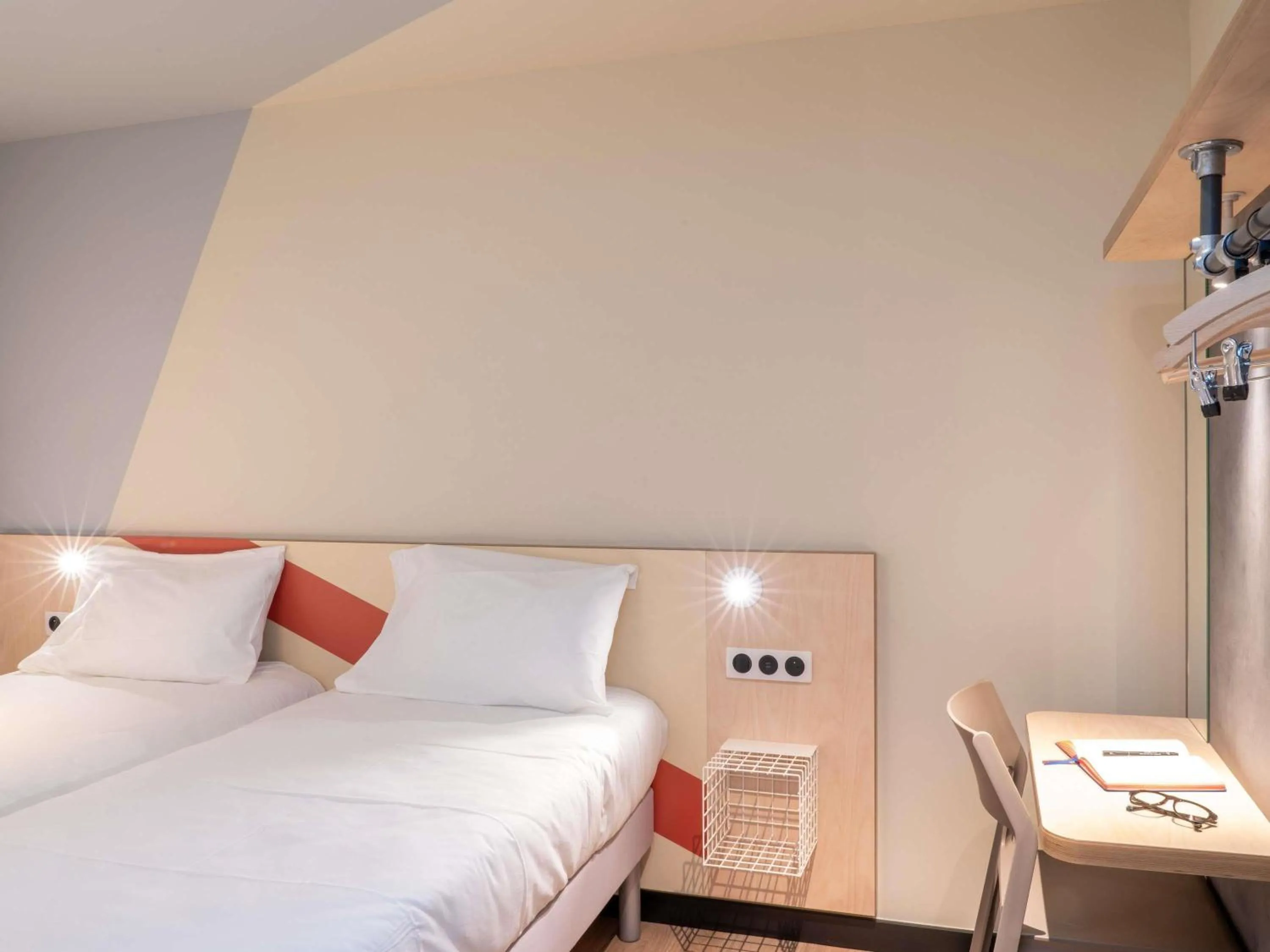 Bedroom, Bed in ibis budget Le Cannet des Maures