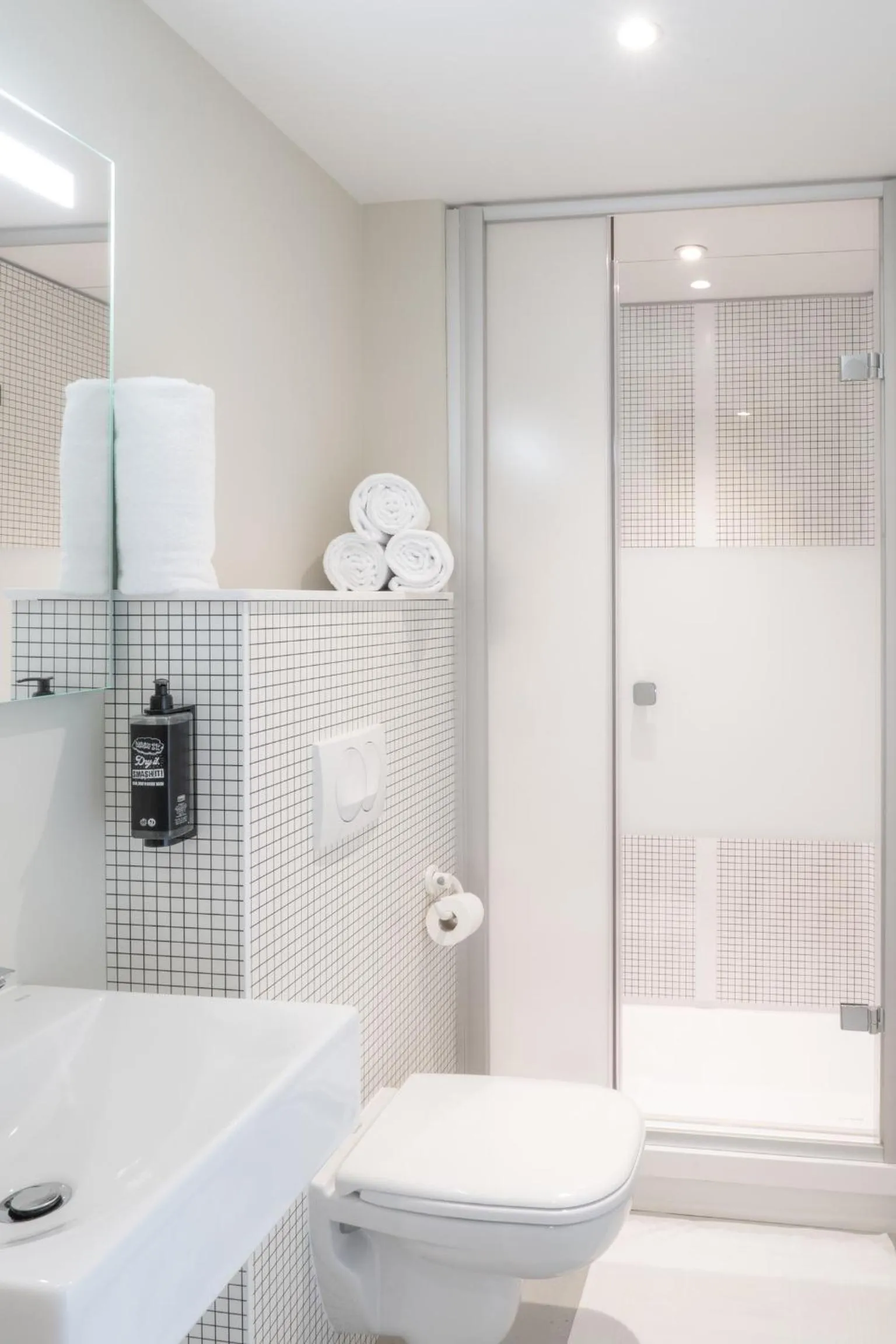 Shower in ibis budget Le Cannet des Maures