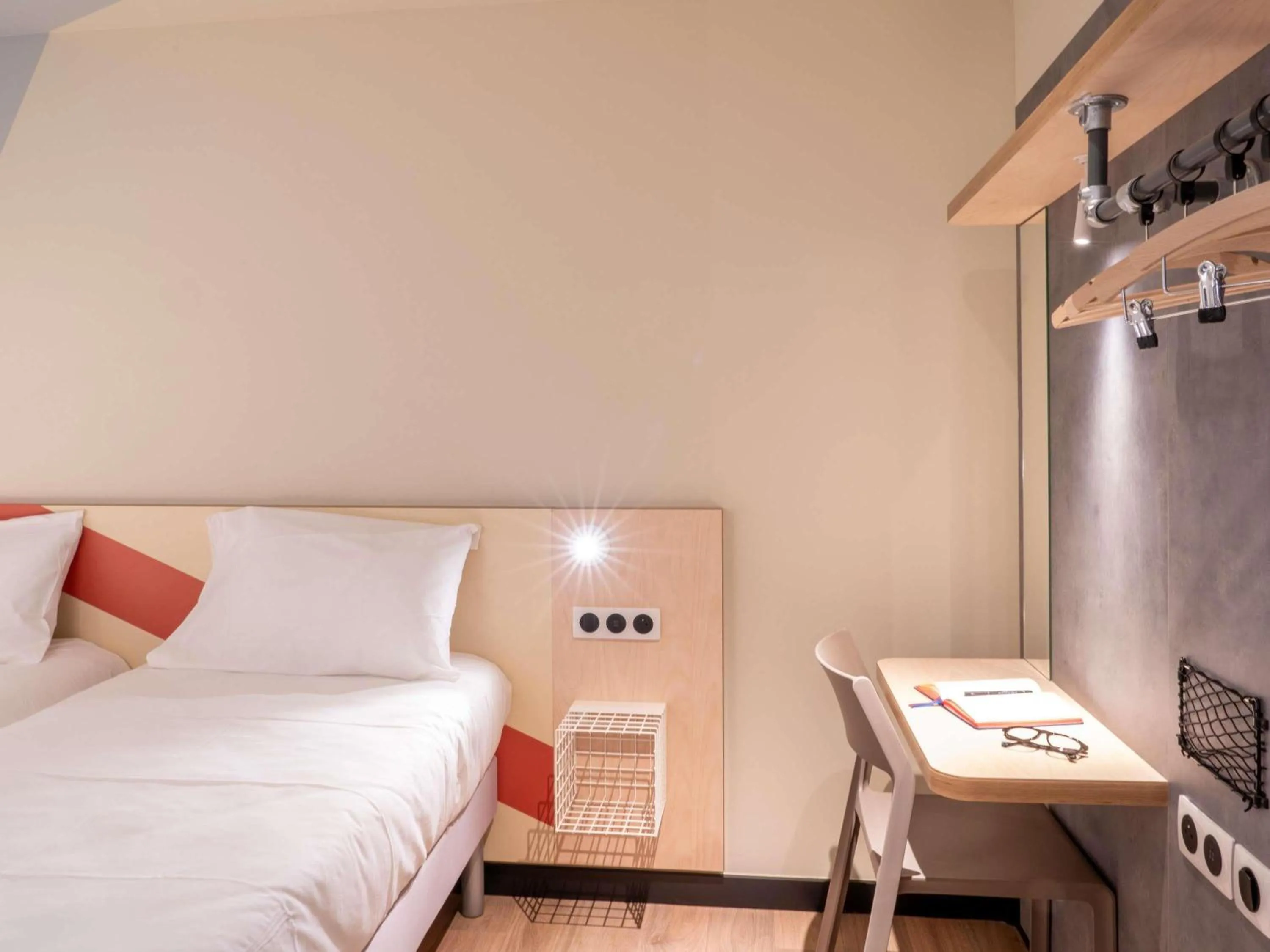 Bedroom, Bed in ibis budget Le Cannet des Maures