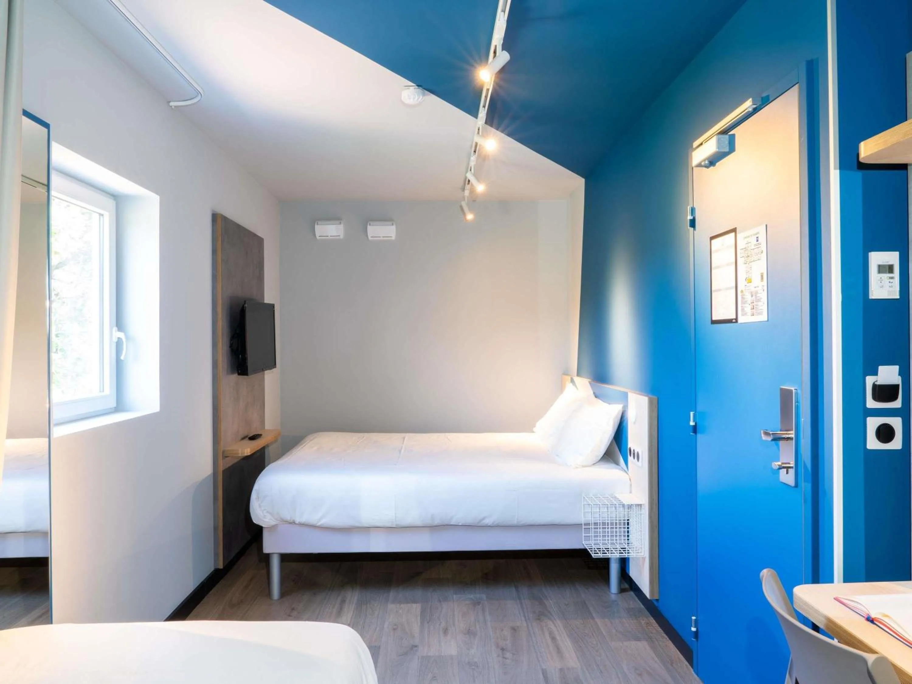 Bedroom, Bed in ibis budget Le Cannet des Maures
