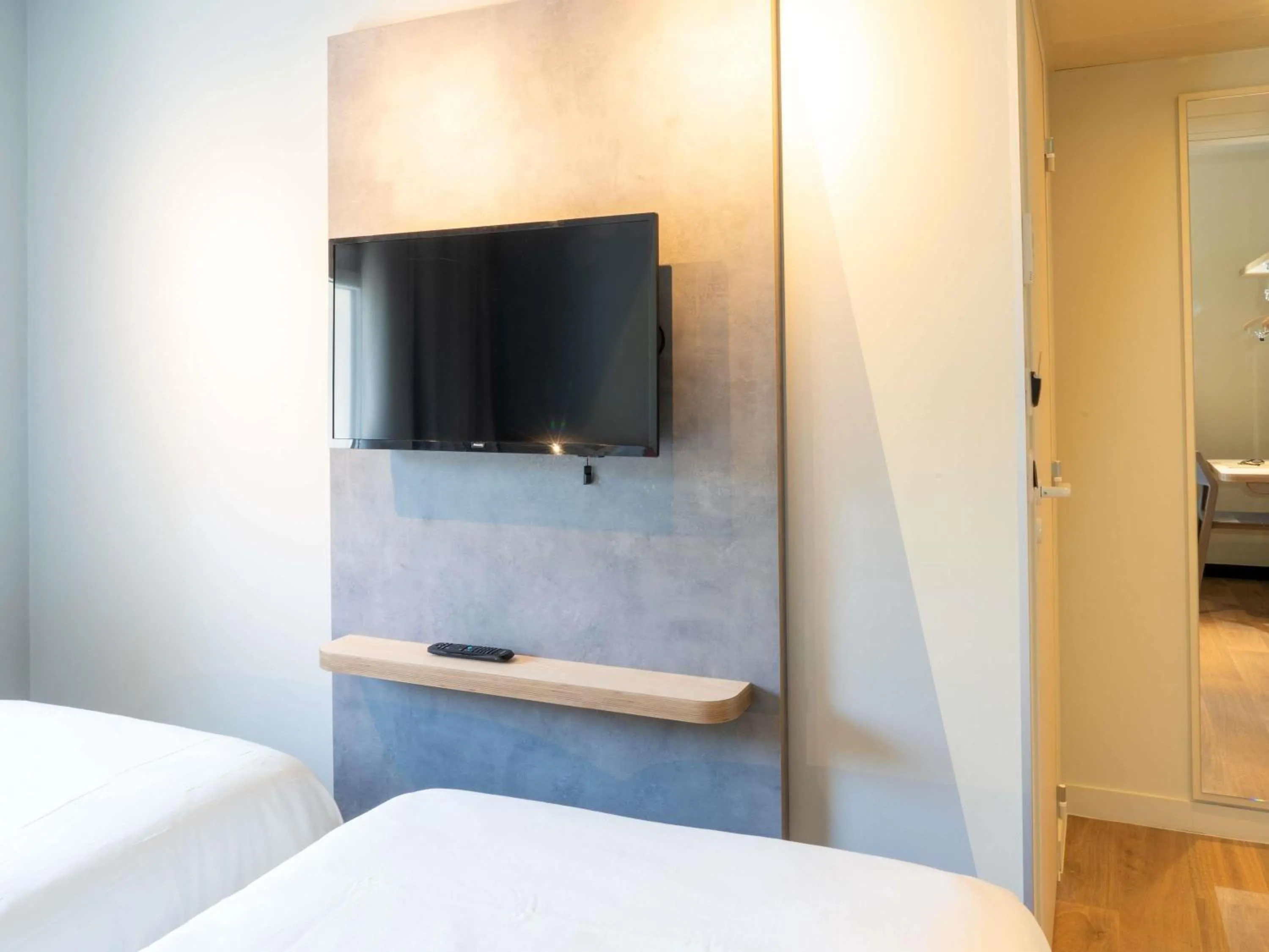 Bedroom, Bed in ibis budget Le Cannet des Maures