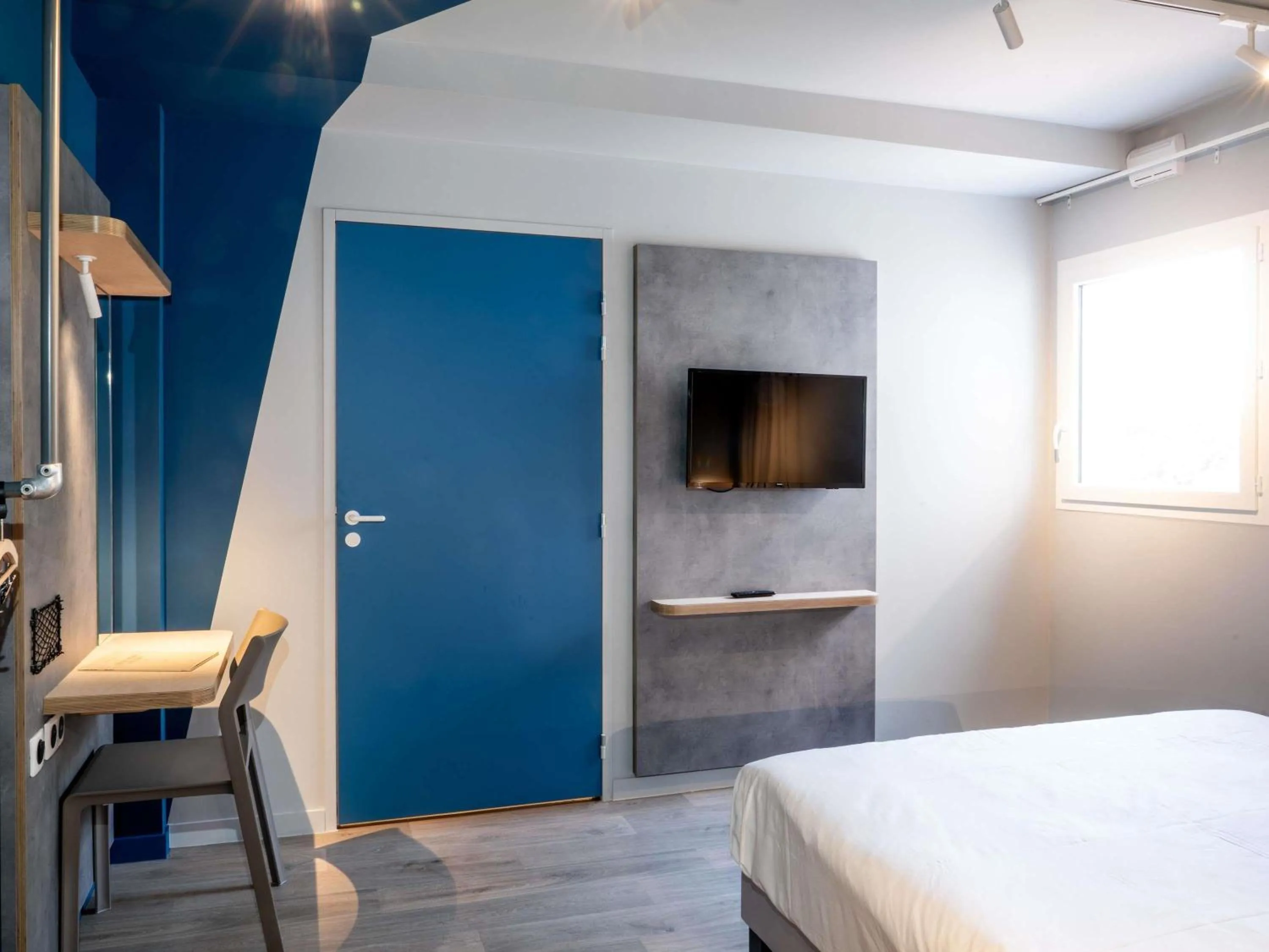 Bedroom, Bed in ibis budget Le Cannet des Maures