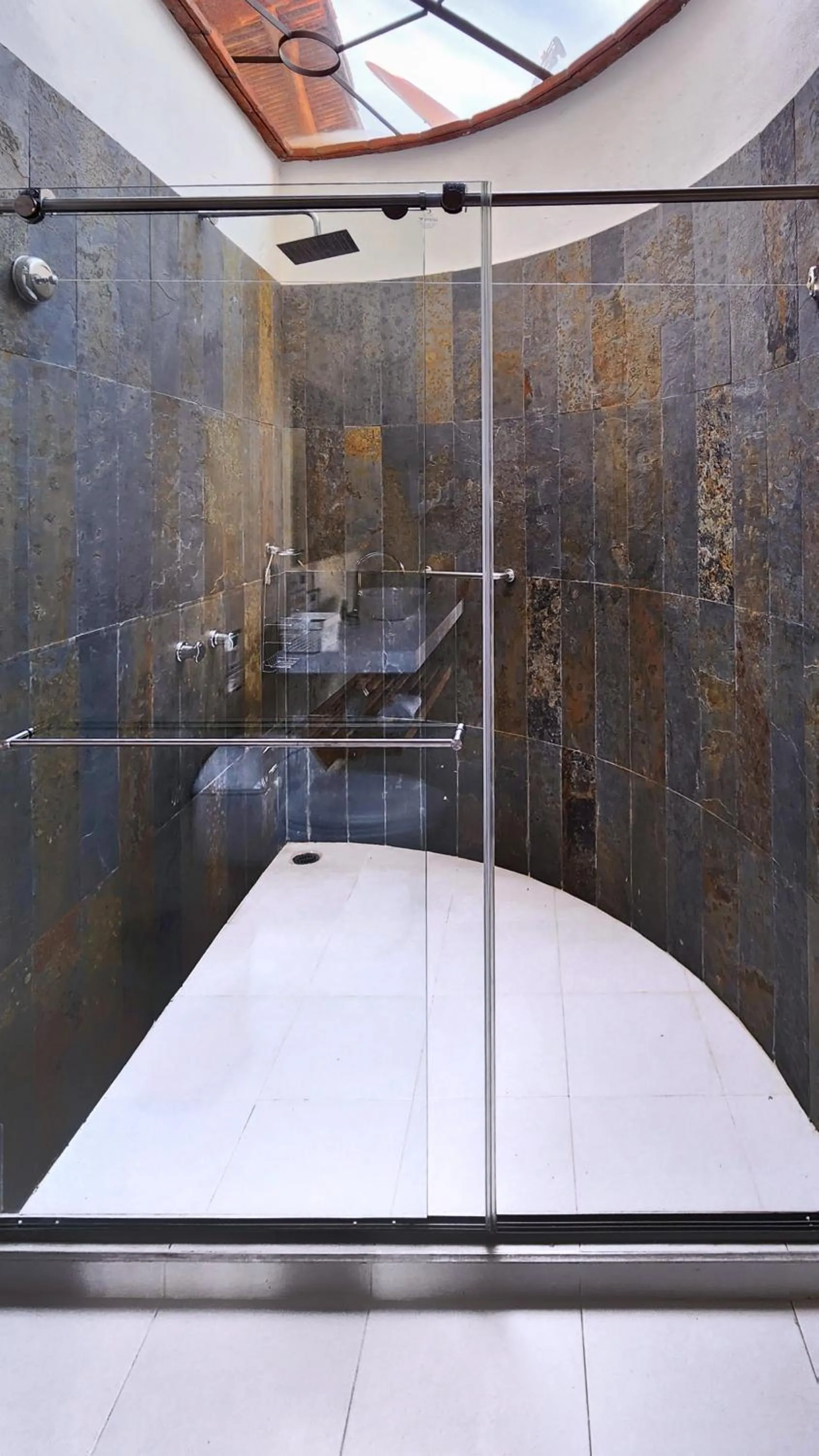 Shower in Hotel AMANEE