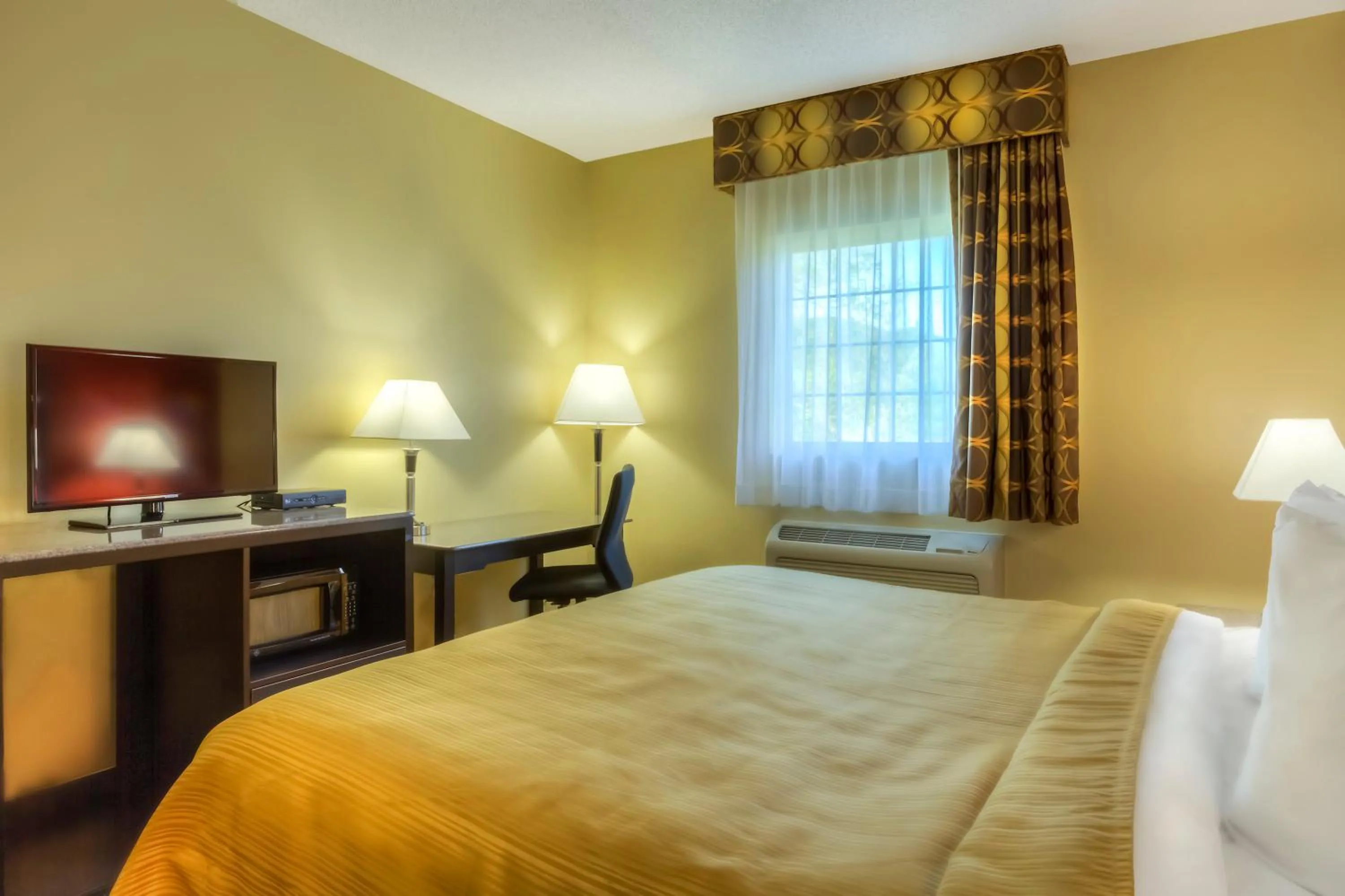 Bed in Quality Inn Fort Payne