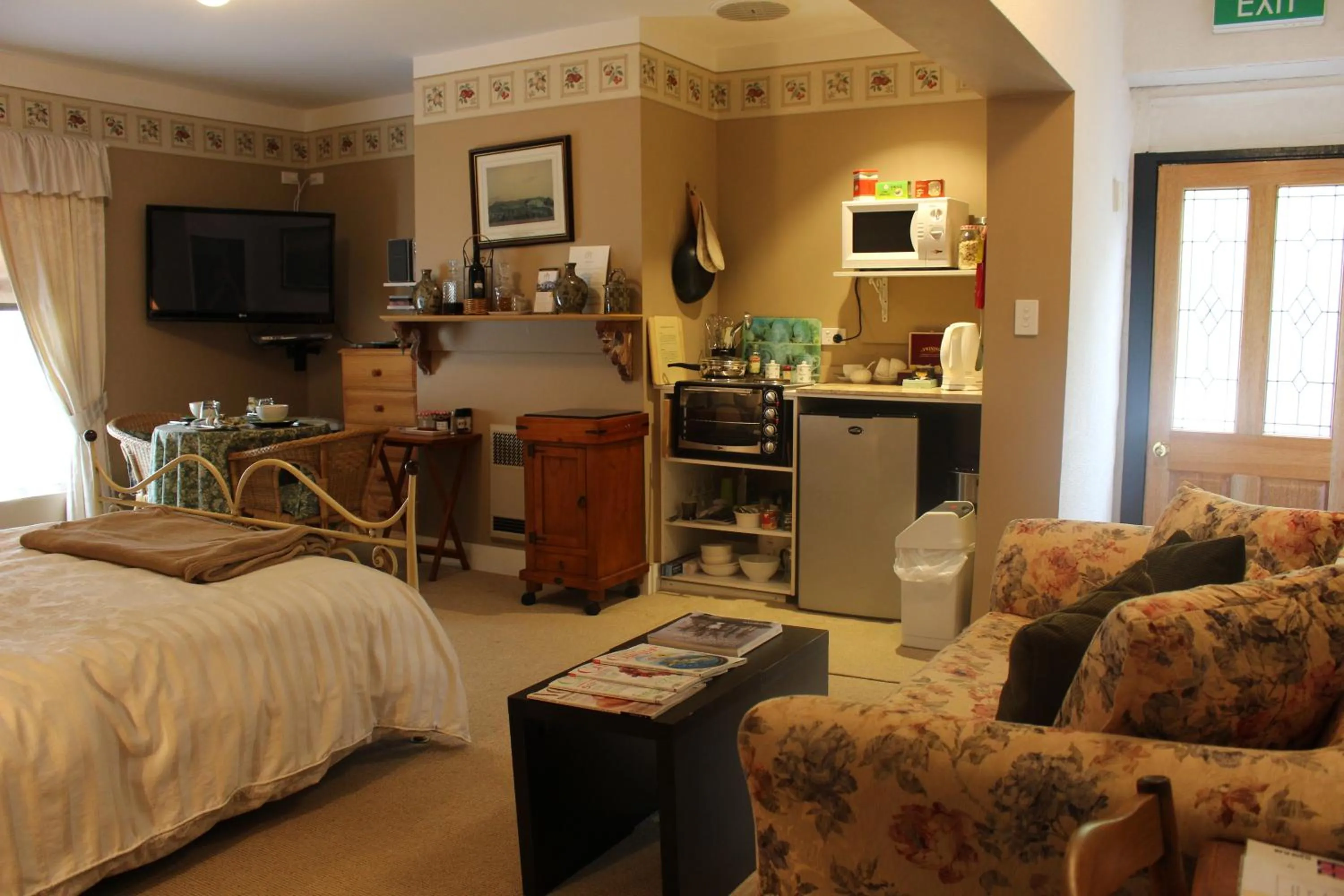 Photo of the whole room in Ivy on Glenelg