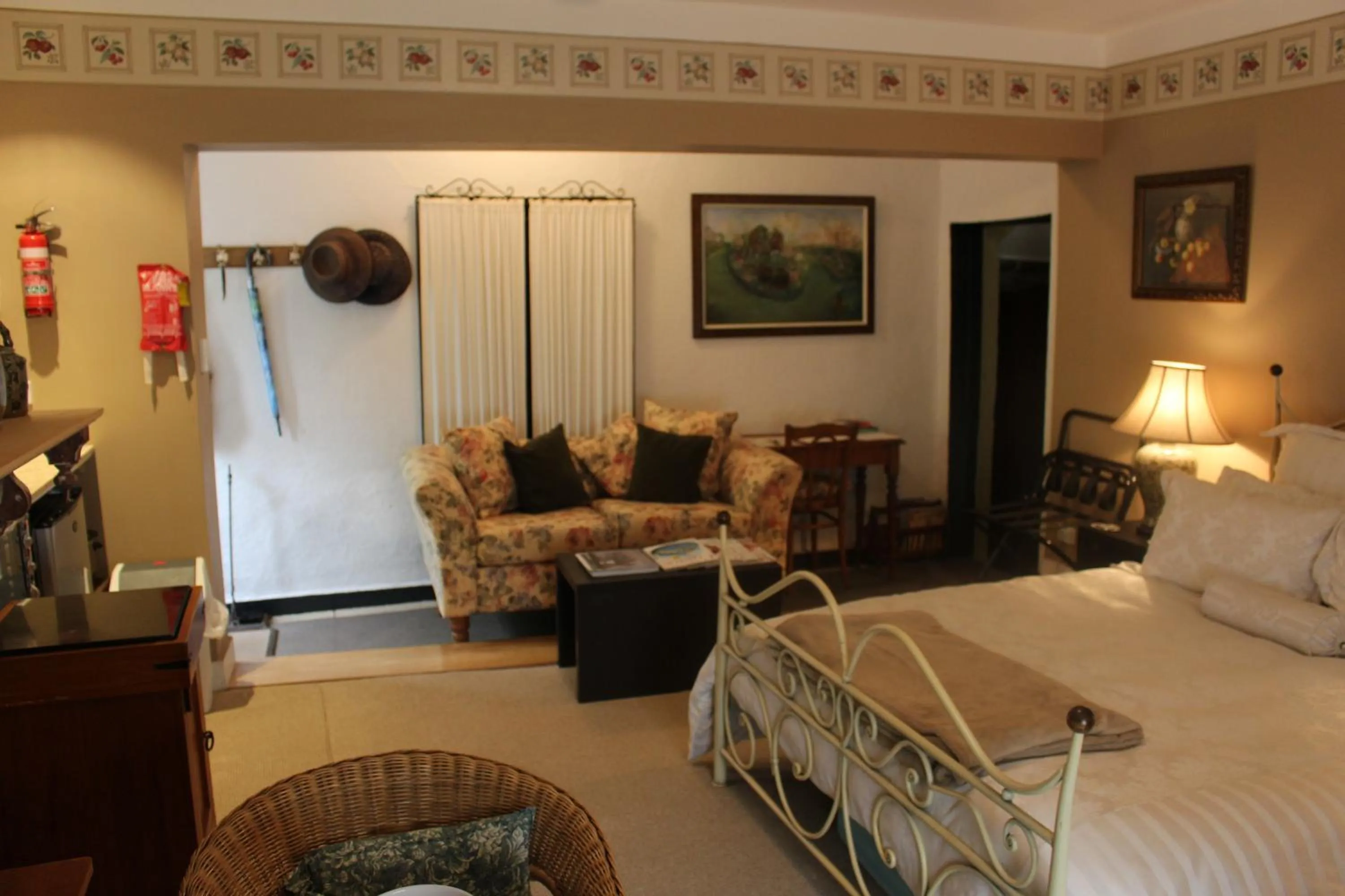 Photo of the whole room in Ivy on Glenelg