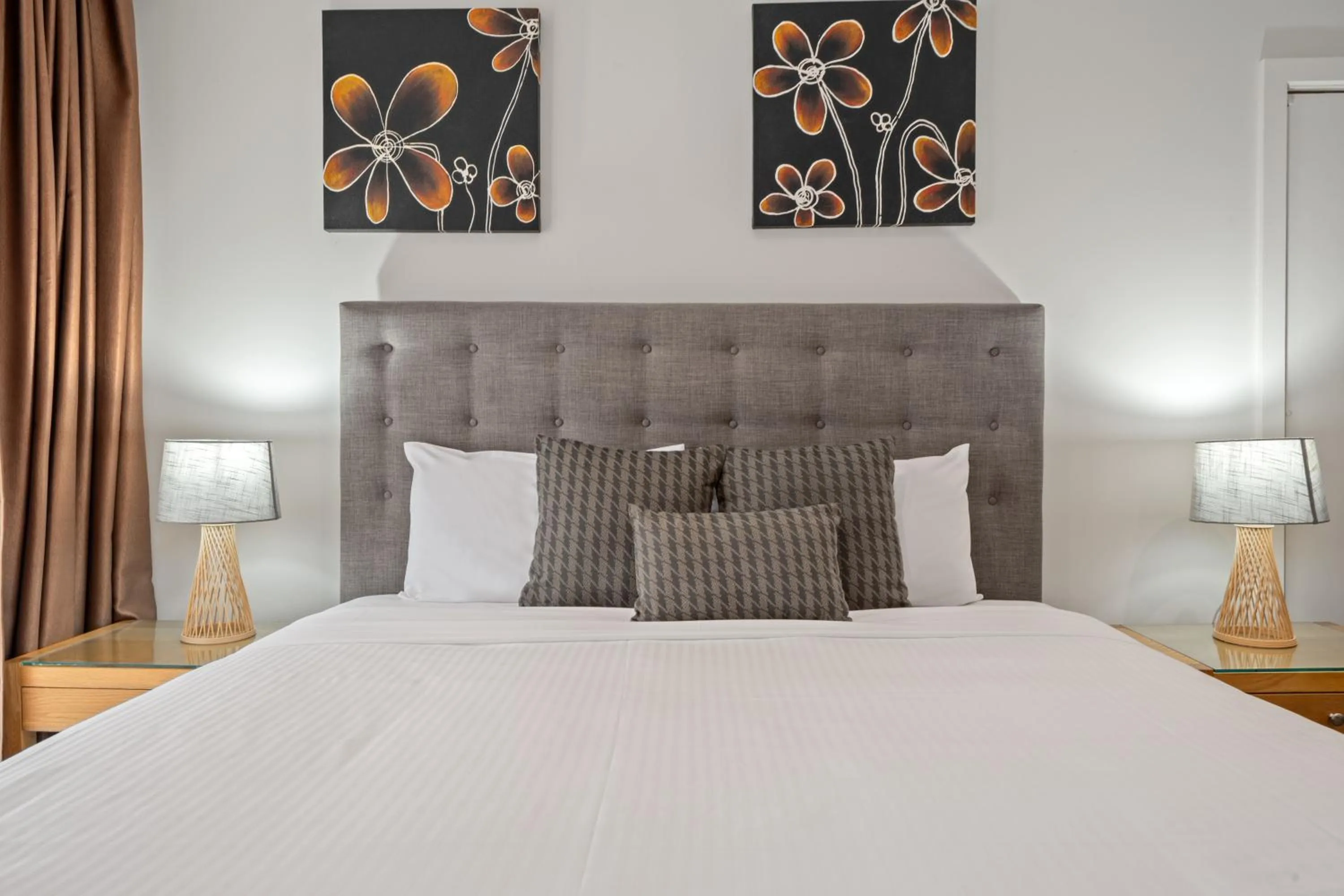 Bedroom, Bed in New Crossing Place Motel