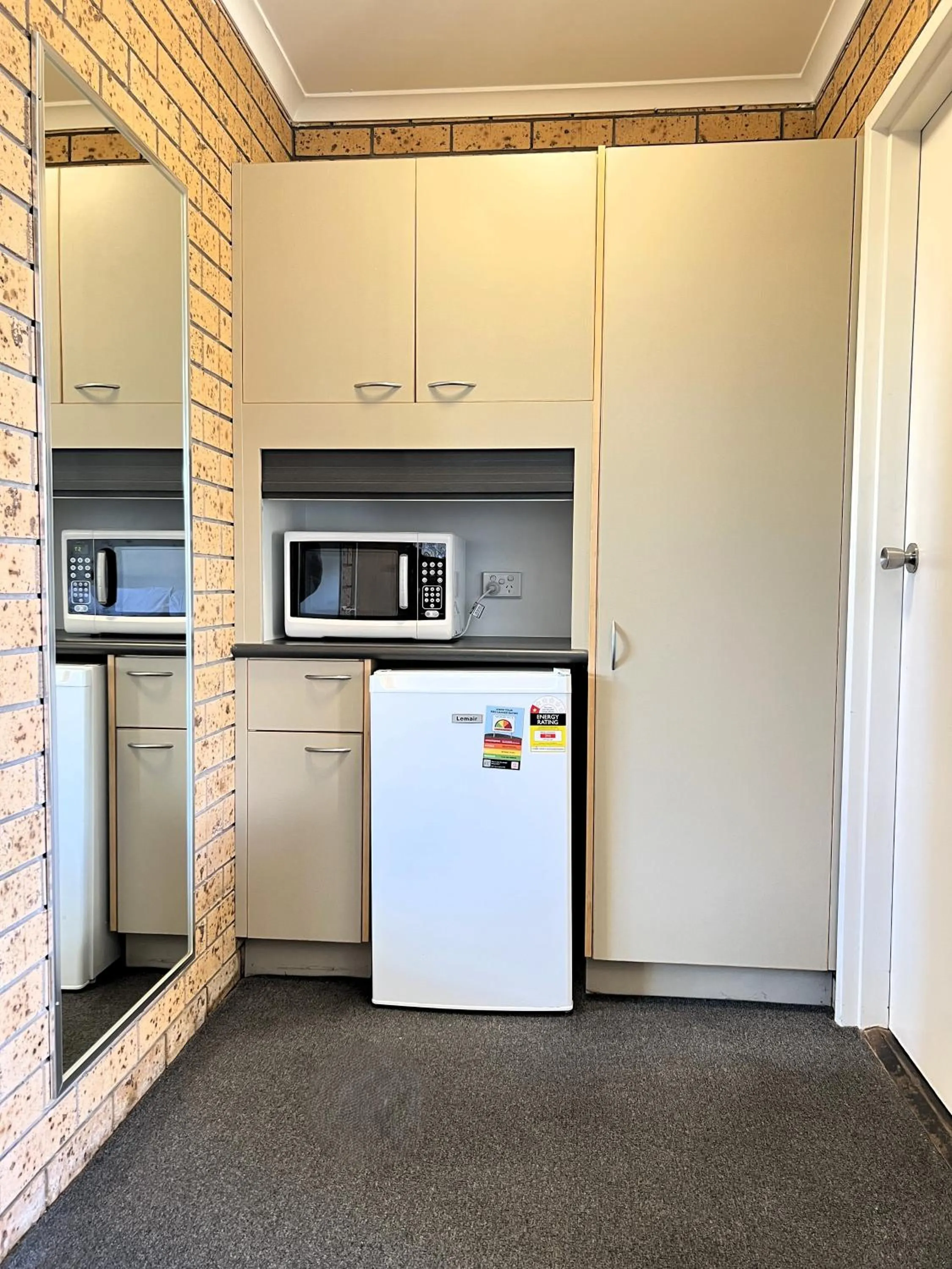 Kitchen or kitchenette in Colac Mid City Motor Inn
