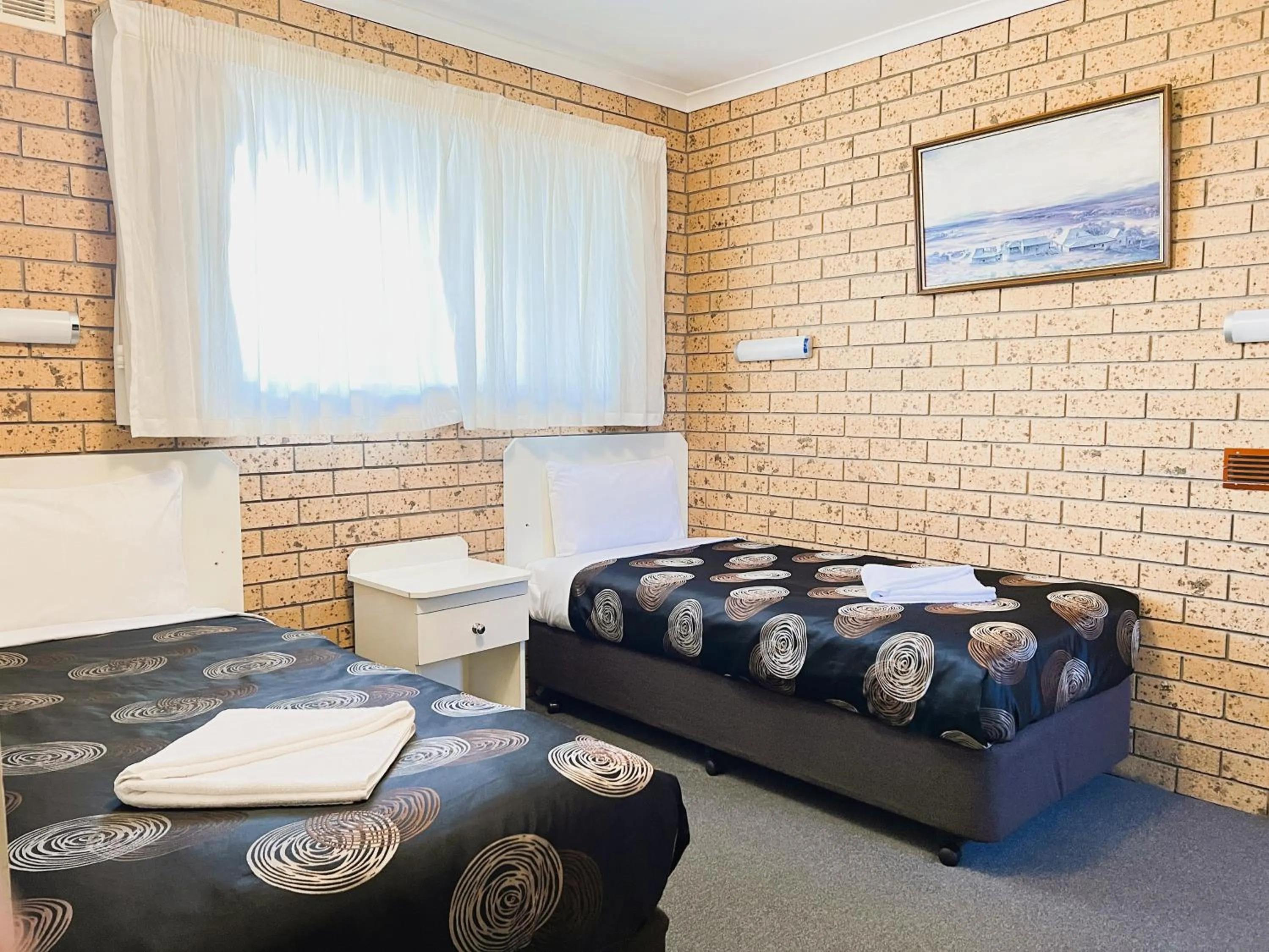 Bed in Colac Mid City Motor Inn