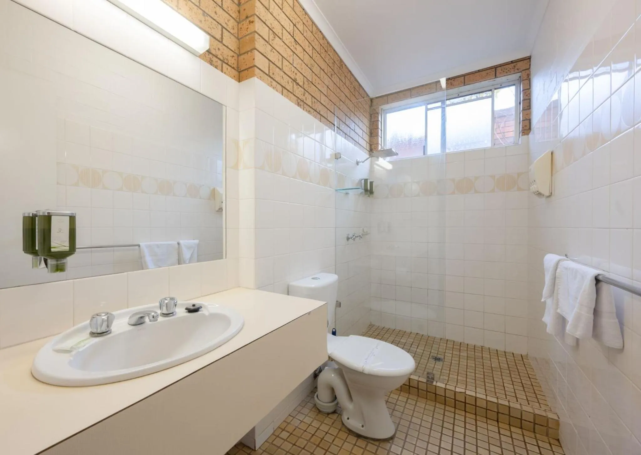 Bathroom in Colac Mid City Motor Inn