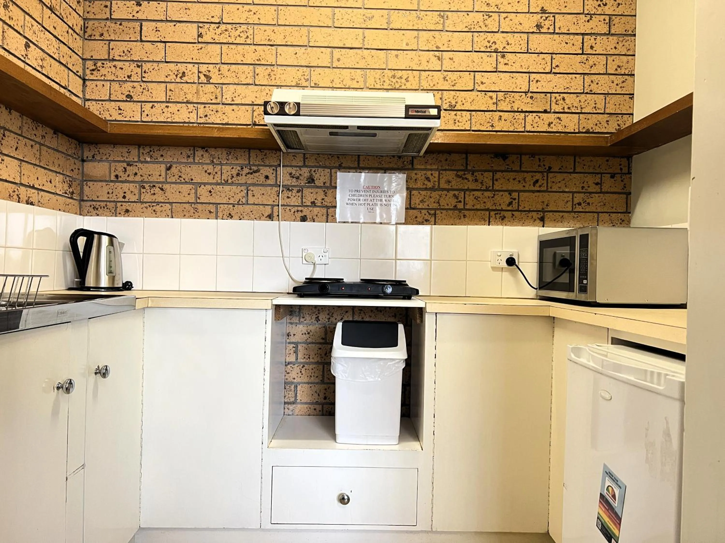 Kitchen or kitchenette in Colac Mid City Motor Inn