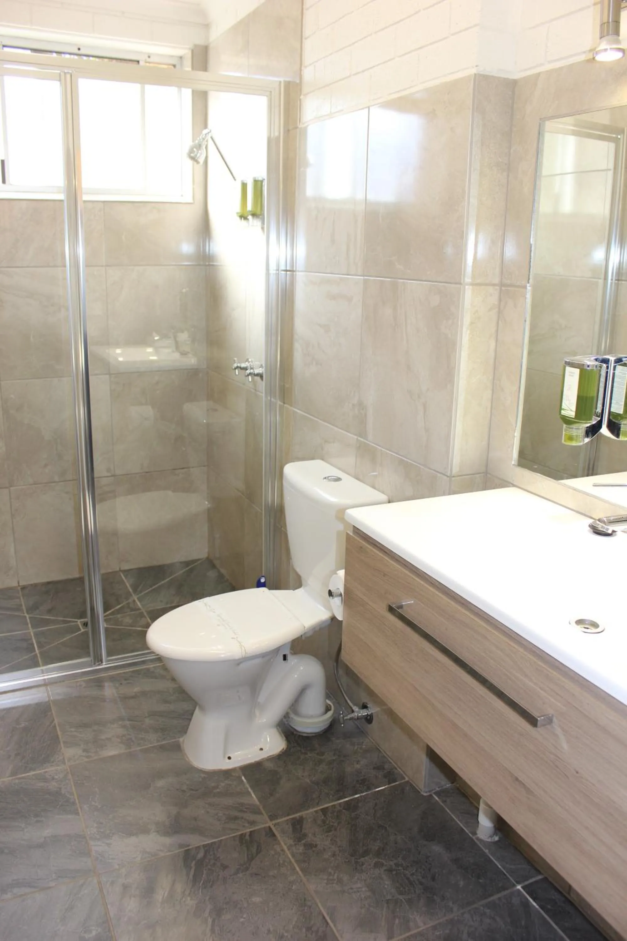 Bathroom in Colac Mid City Motor Inn