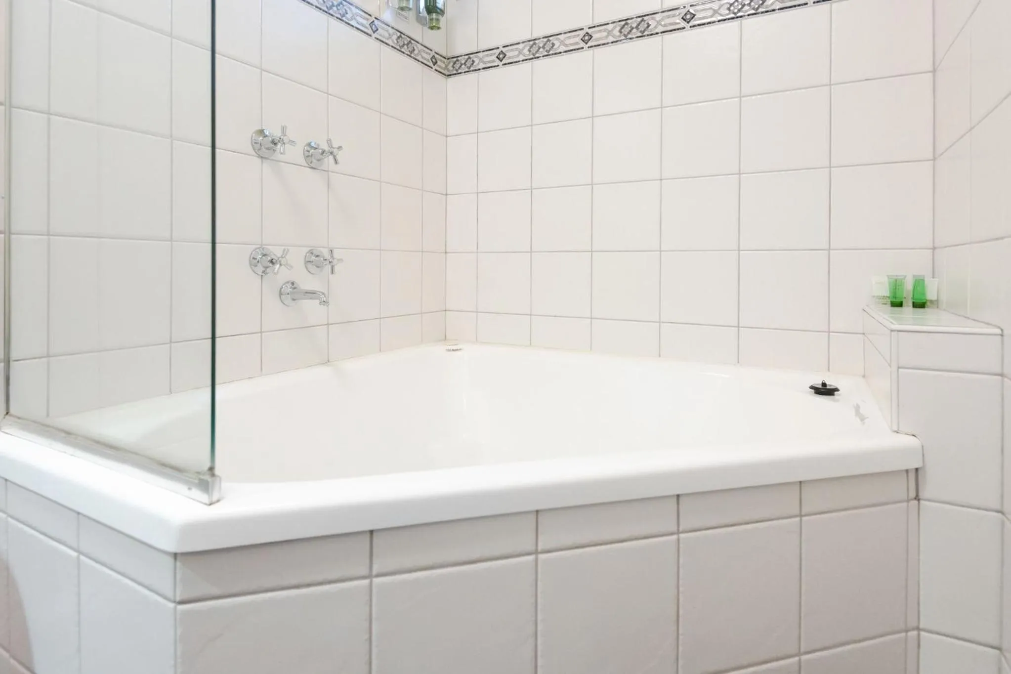 Bath in Colac Mid City Motor Inn