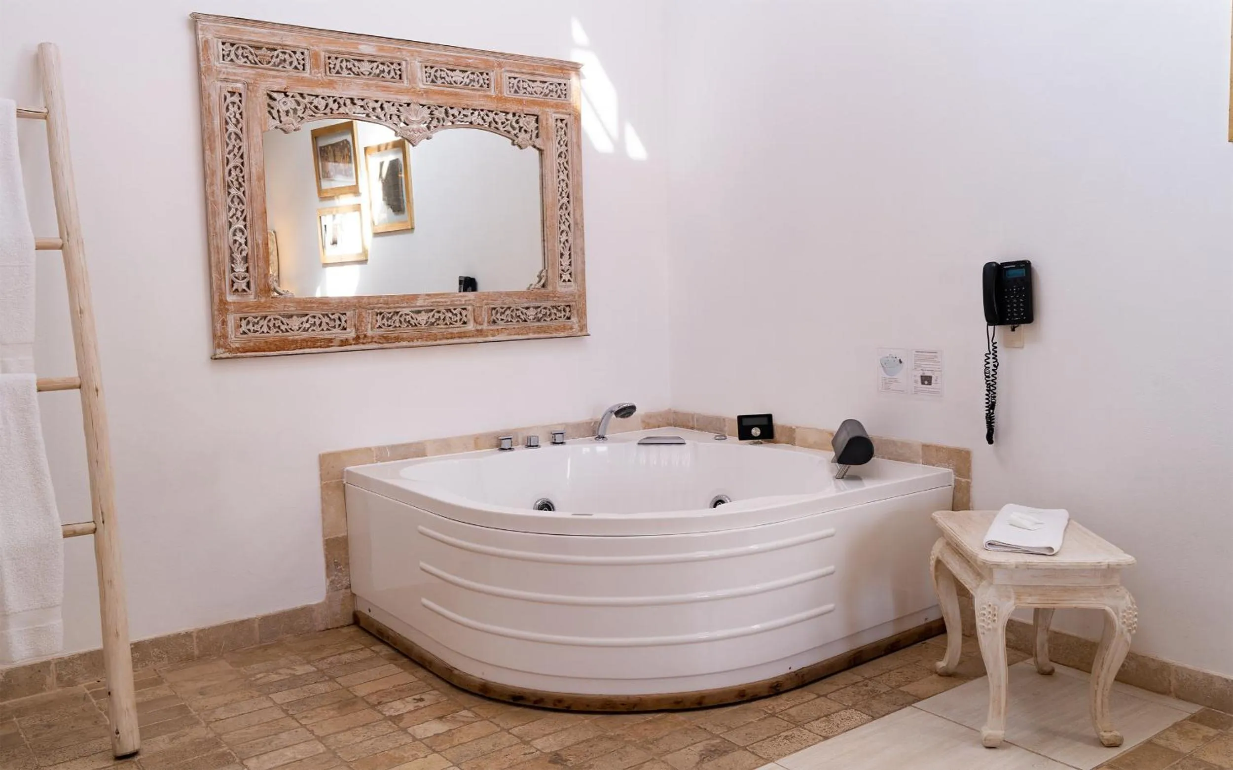 Hot Tub in Hotel Viñas Queirolo