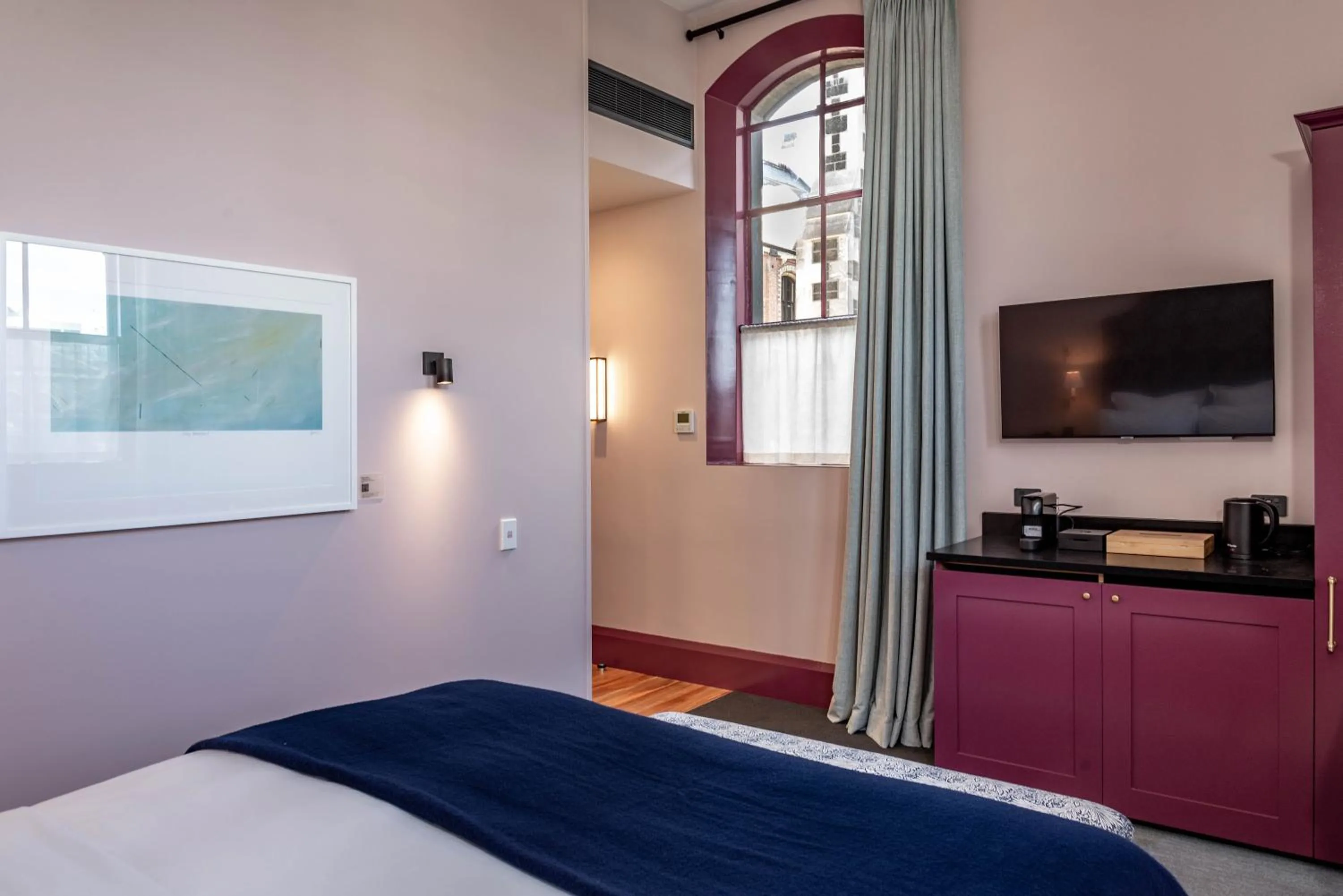 TV and multimedia, Bed in The Observatory Hotel Christchurch