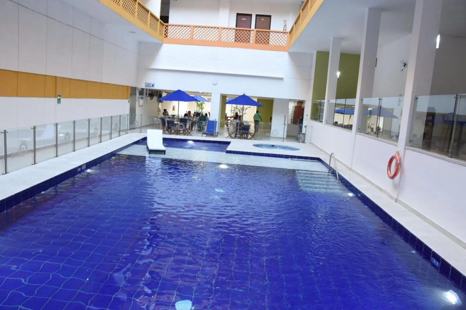 Swimming pool in Hotel Neiva Plaza