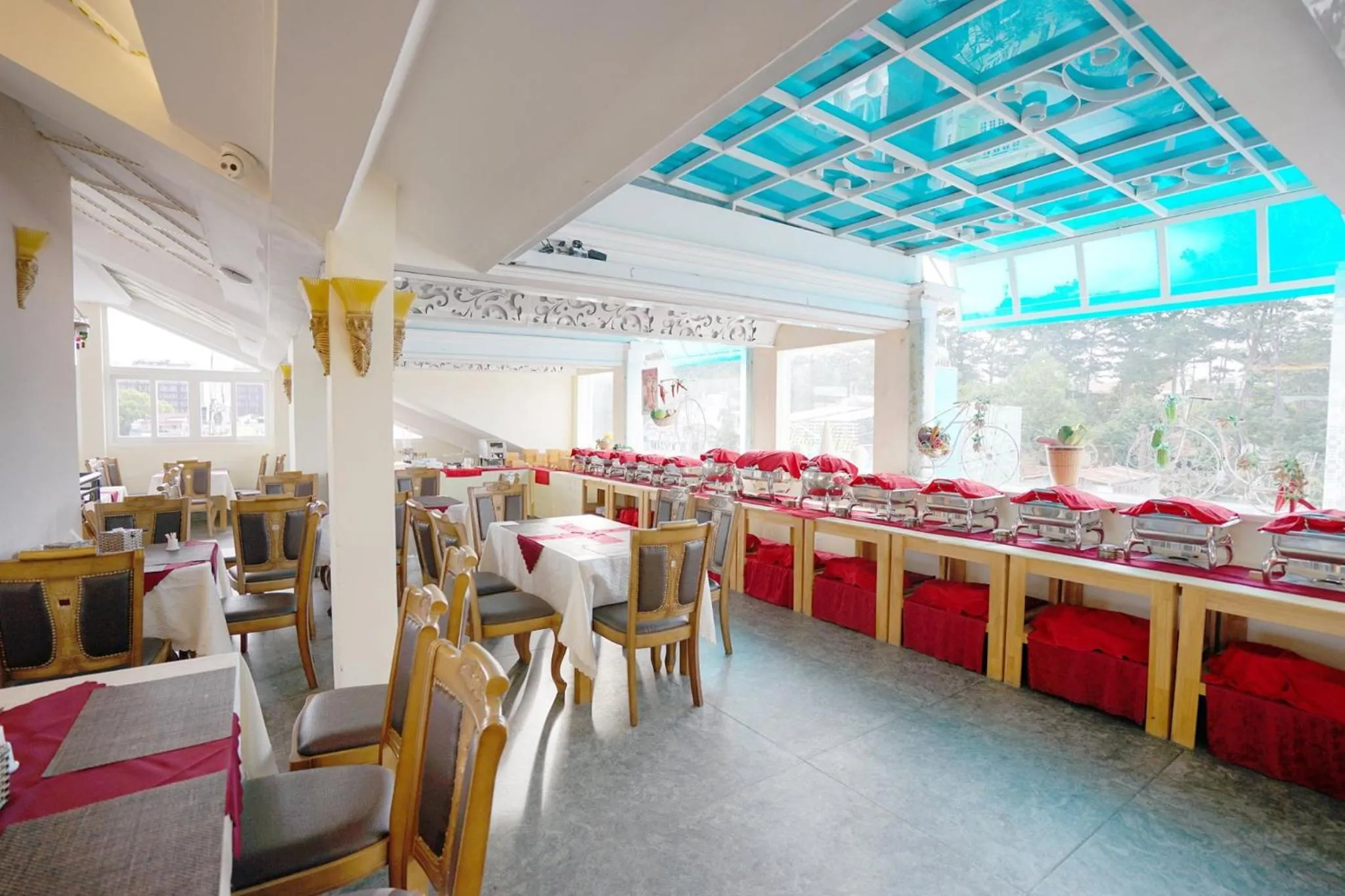 Restaurant/places to eat in Dream Luxury Hotel