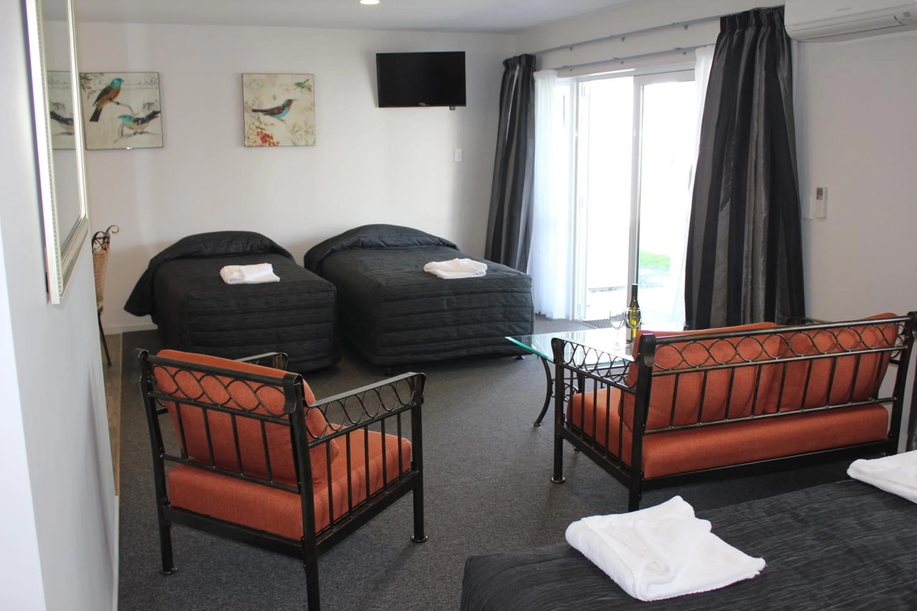 Seating area, Bed in Greyfriars Motel