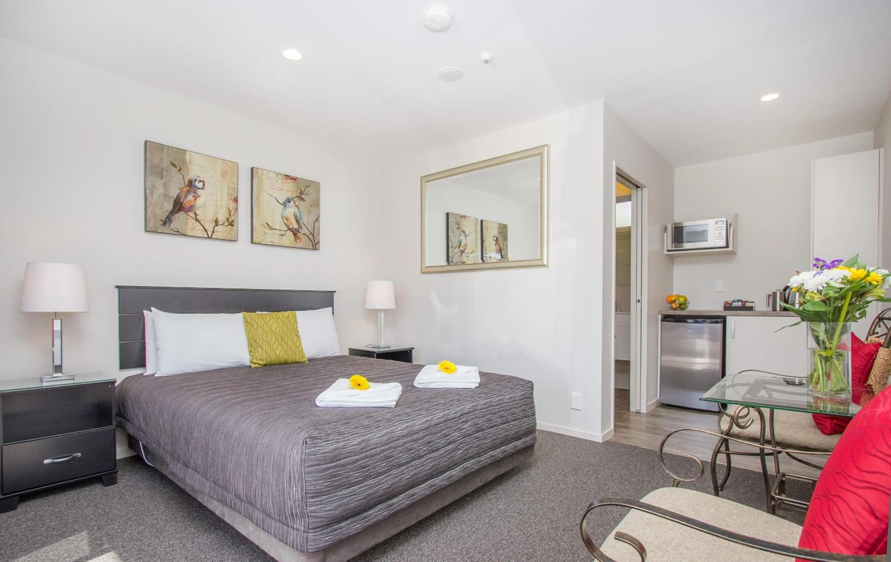 Photo of the whole room, Bed in Greyfriars Motel