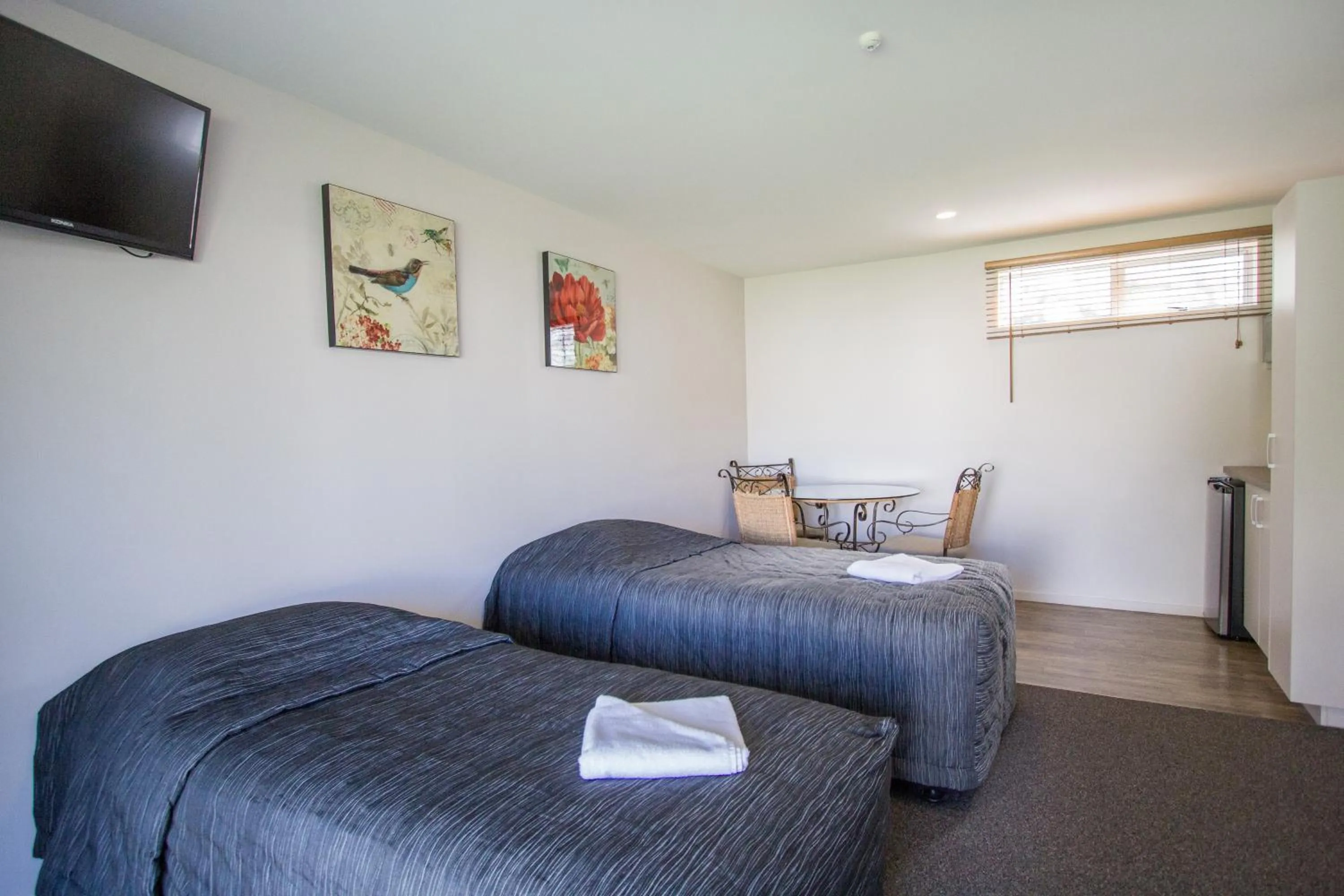Dining area, Bed in Greyfriars Motel