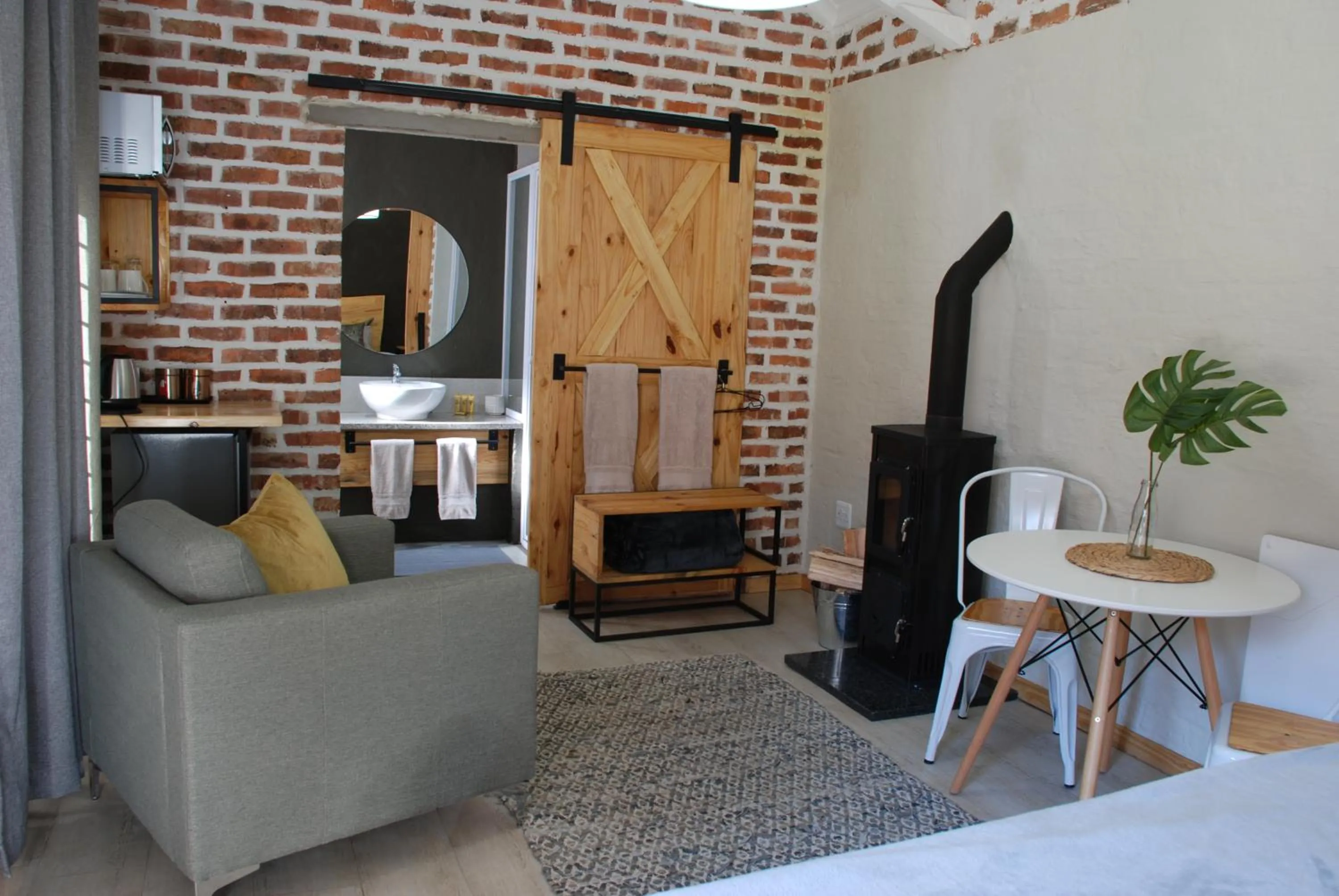 Photo of the whole room, Bed in The Stables At Critchley