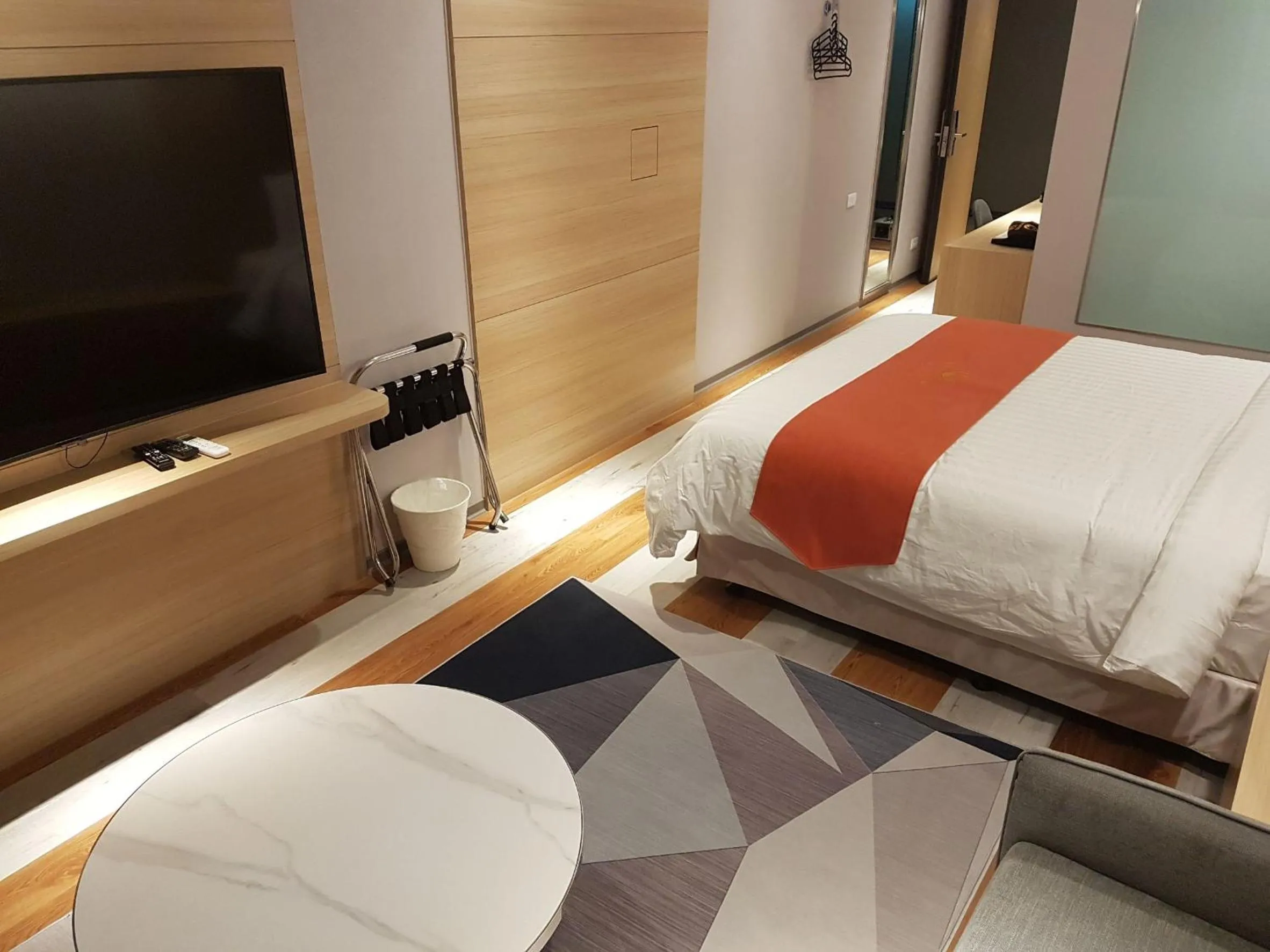 Bathroom, Bed in Bentley Hotel