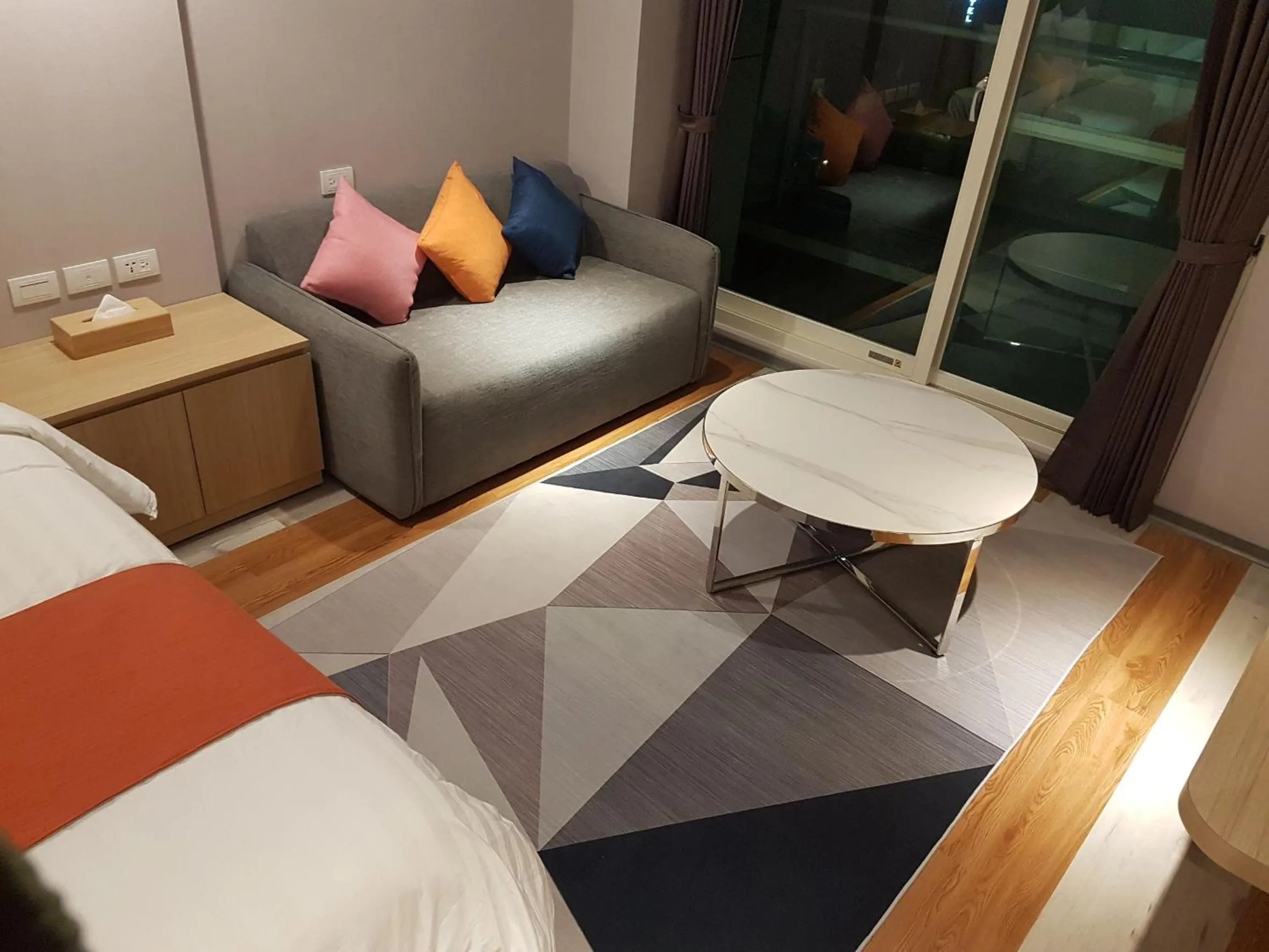 Living room, Bed in Bentley Hotel