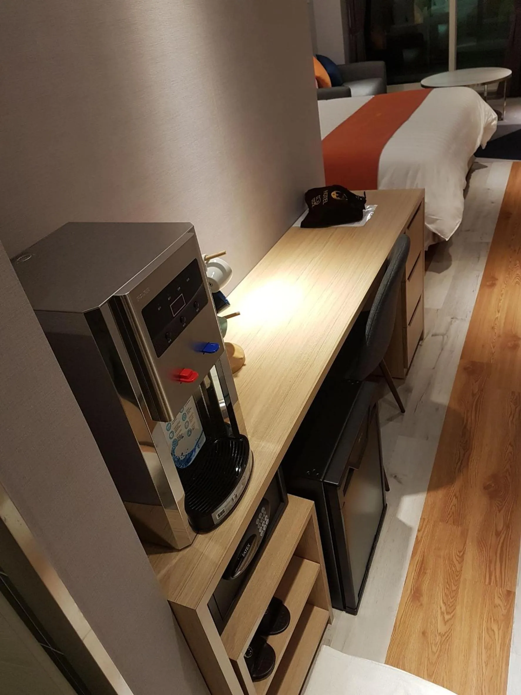 Coffee/tea facilities, Bed in Bentley Hotel