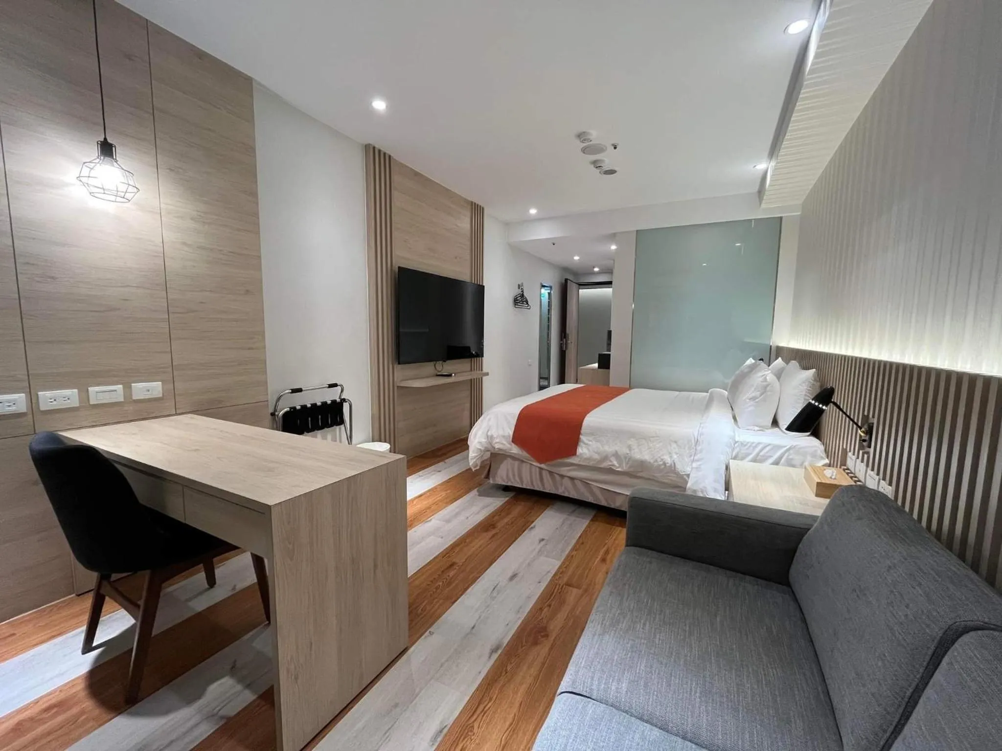 Photo of the whole room, Bed in Bentley Hotel