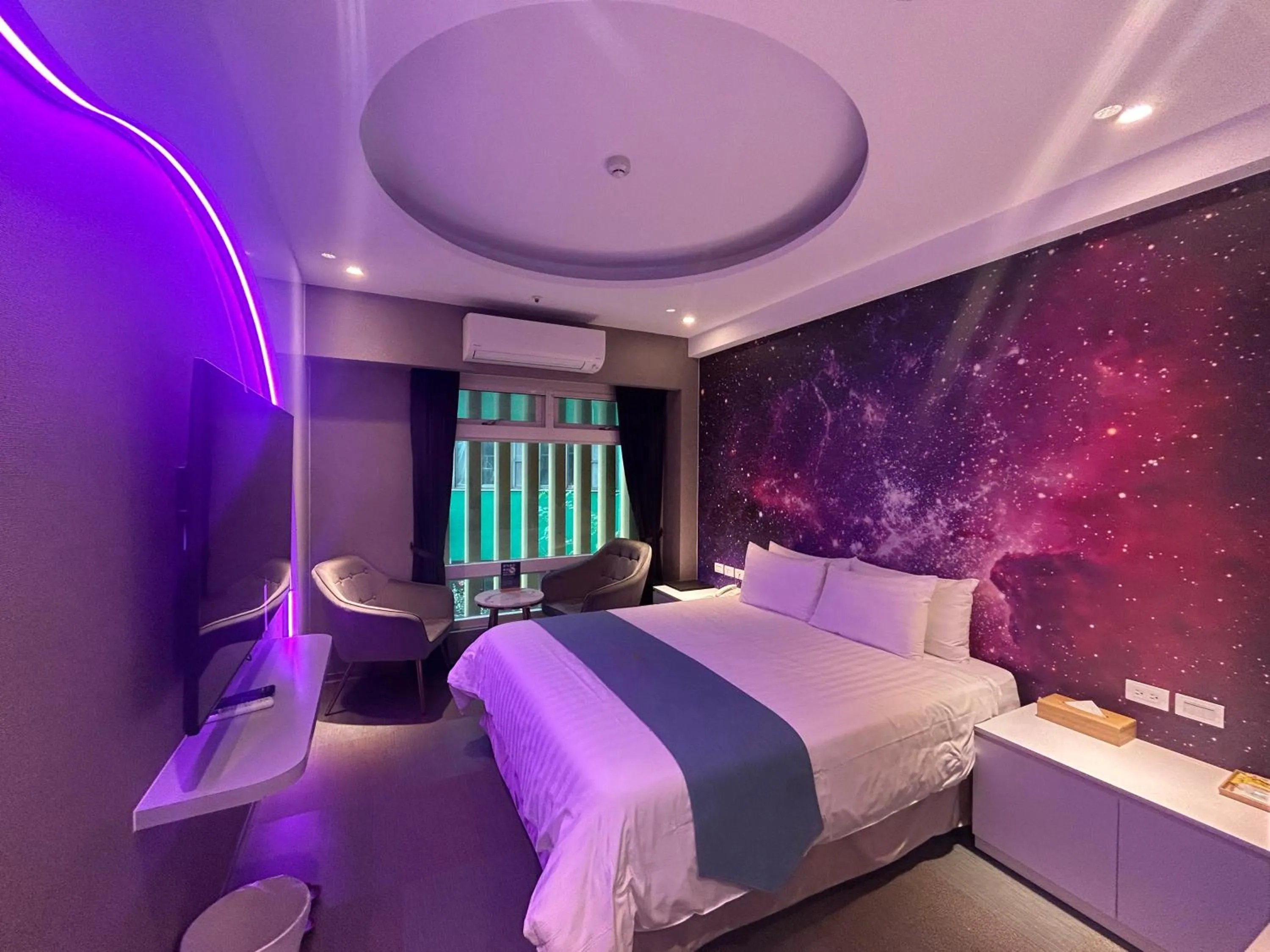 Photo of the whole room, Bed in Bentley Hotel