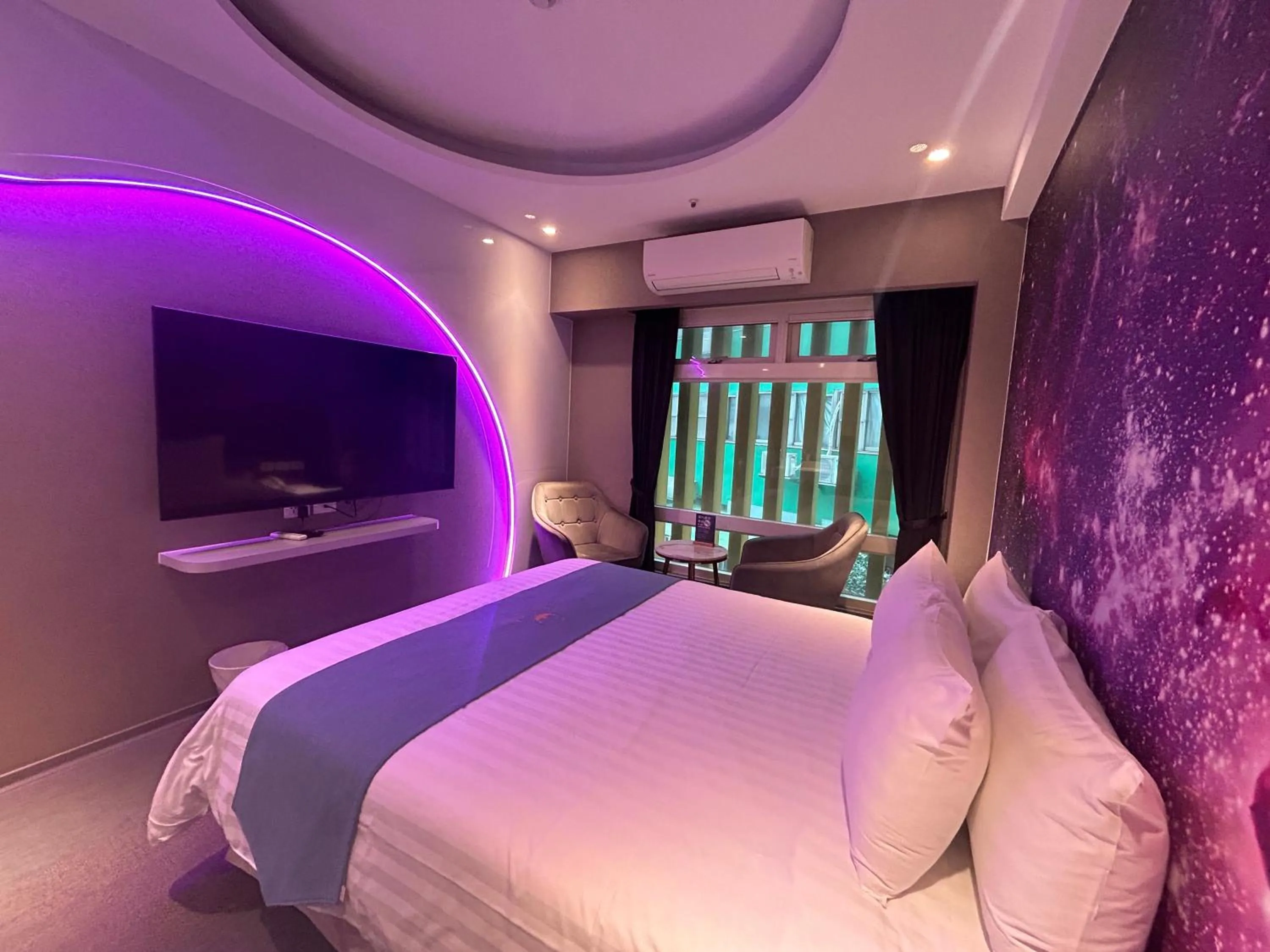 Photo of the whole room, Bed in Bentley Hotel