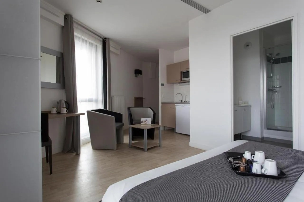 Kitchen or kitchenette, Bed in Twenty Business Flats Lille Grand Stade