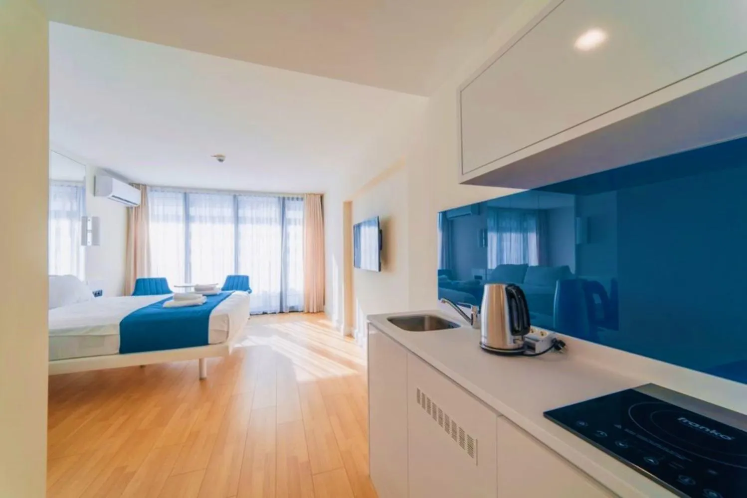 Kitchen or kitchenette, Bed in Batumi Luxury Resort & Sea View Aparthotel