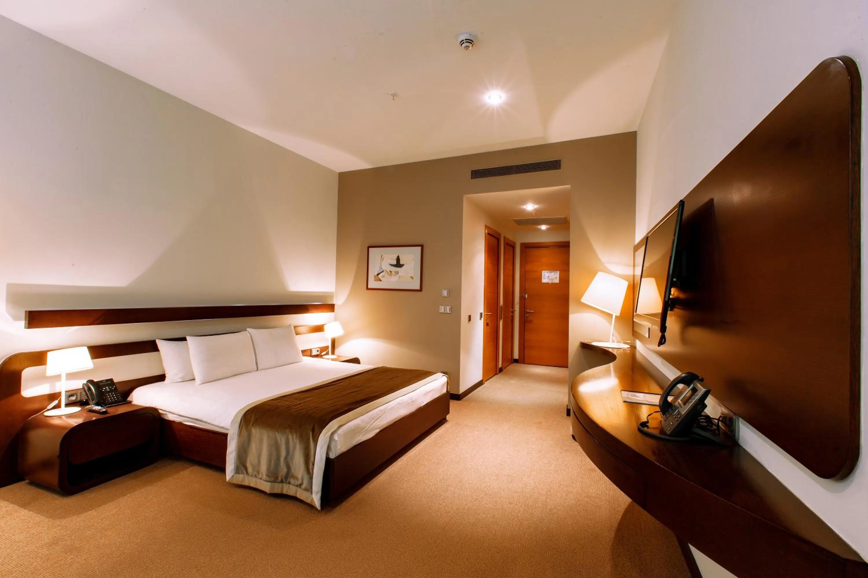 Communal lounge/ TV room, Bed in Zirve Hotel