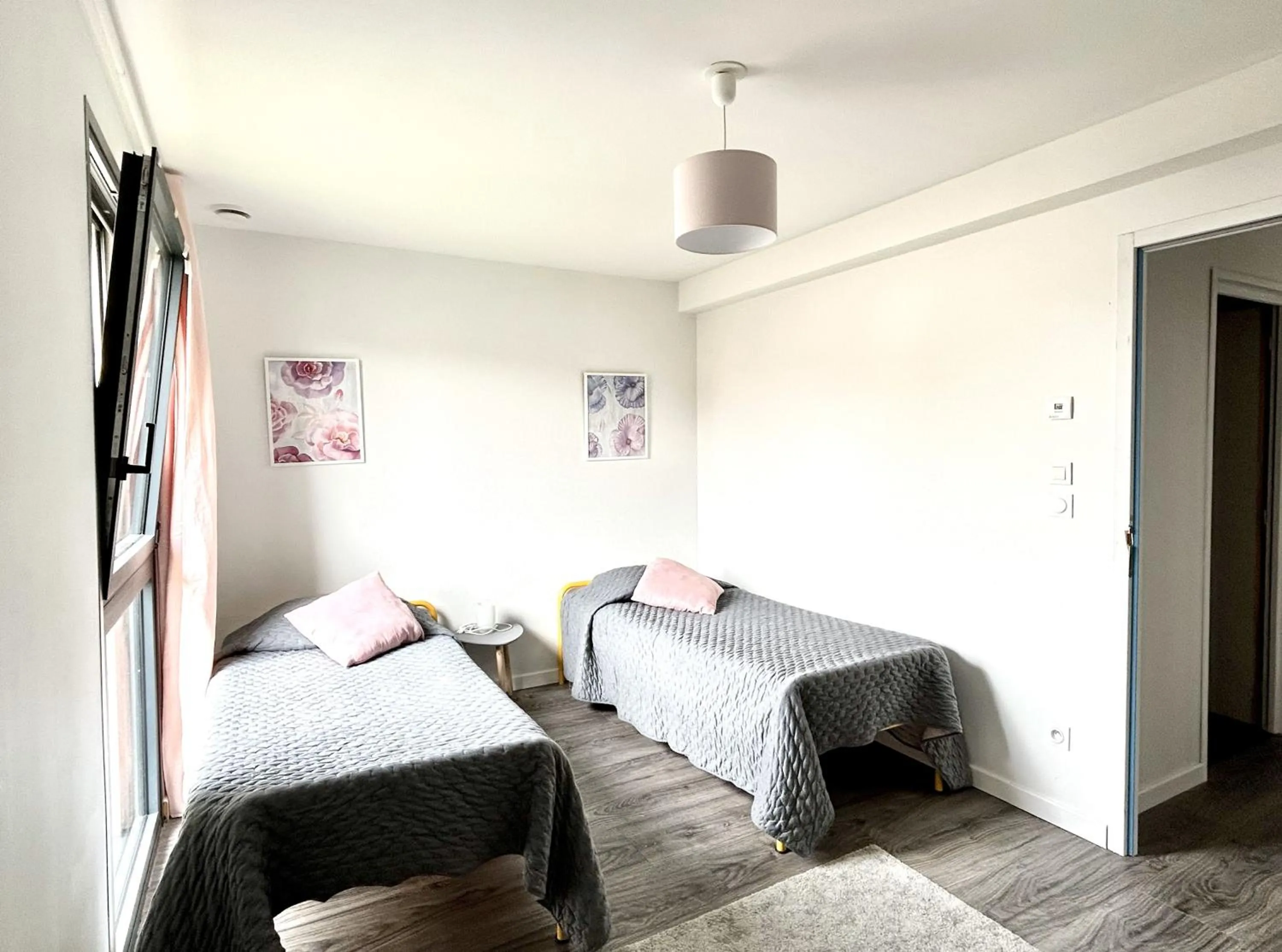 Bedroom, Bed in Du vignoble à l'Atlantique - Résidence Montifault gîtes du 2 au 3 pièces