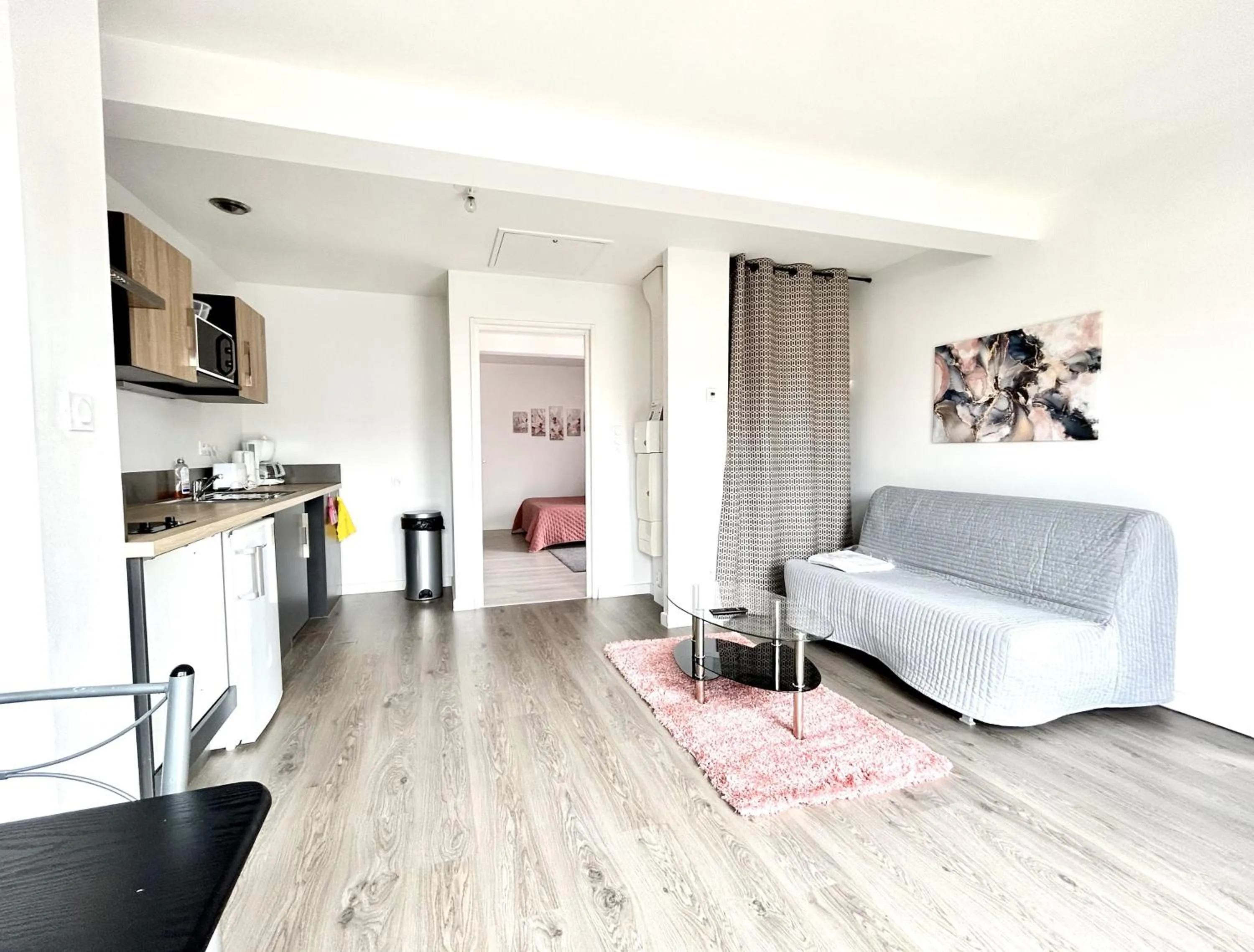 Kitchen or kitchenette, Bed in Du vignoble à l'Atlantique - Résidence Montifault gîtes du 2 au 3 pièces