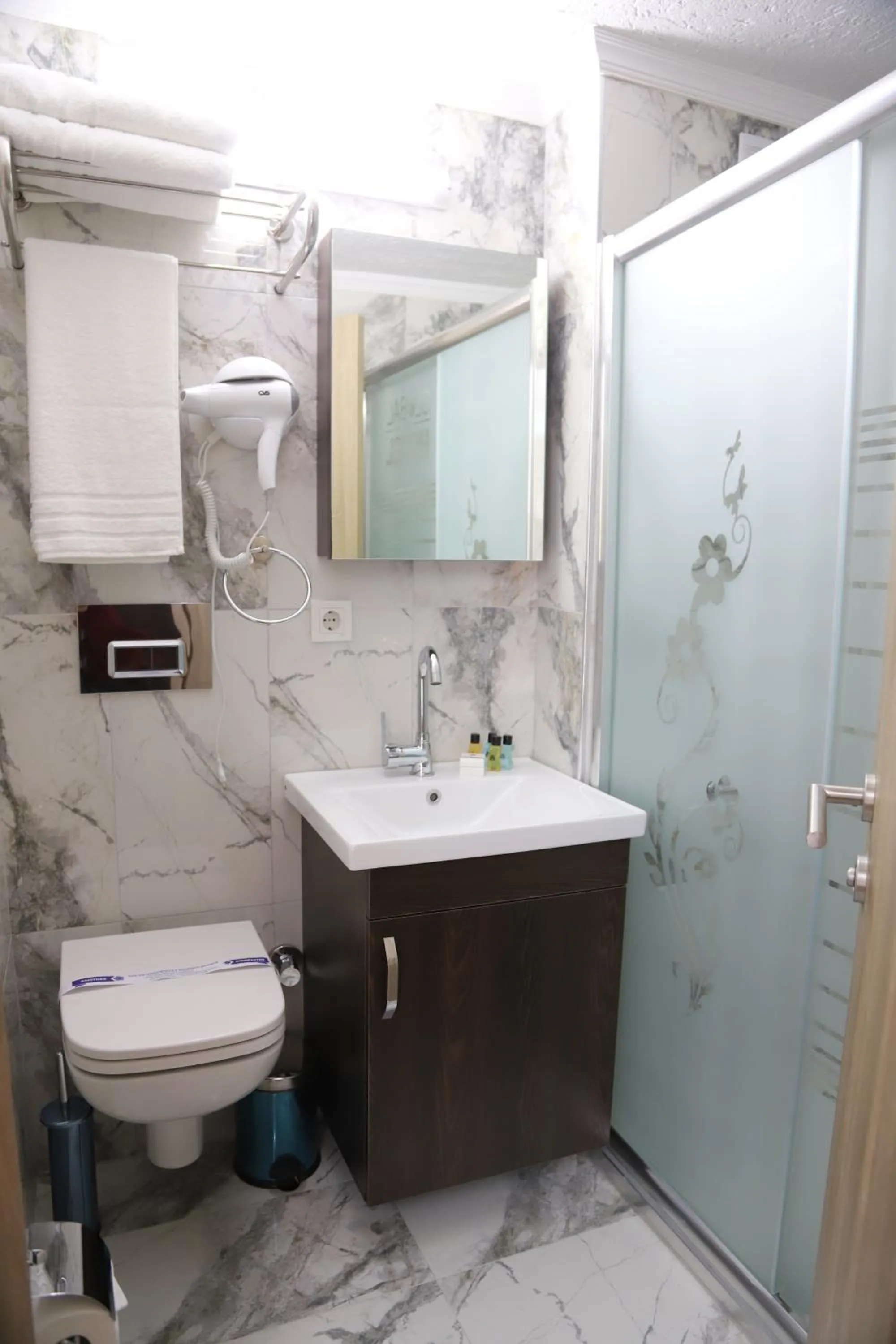 Shower in HOTEL GLOBAL 2022