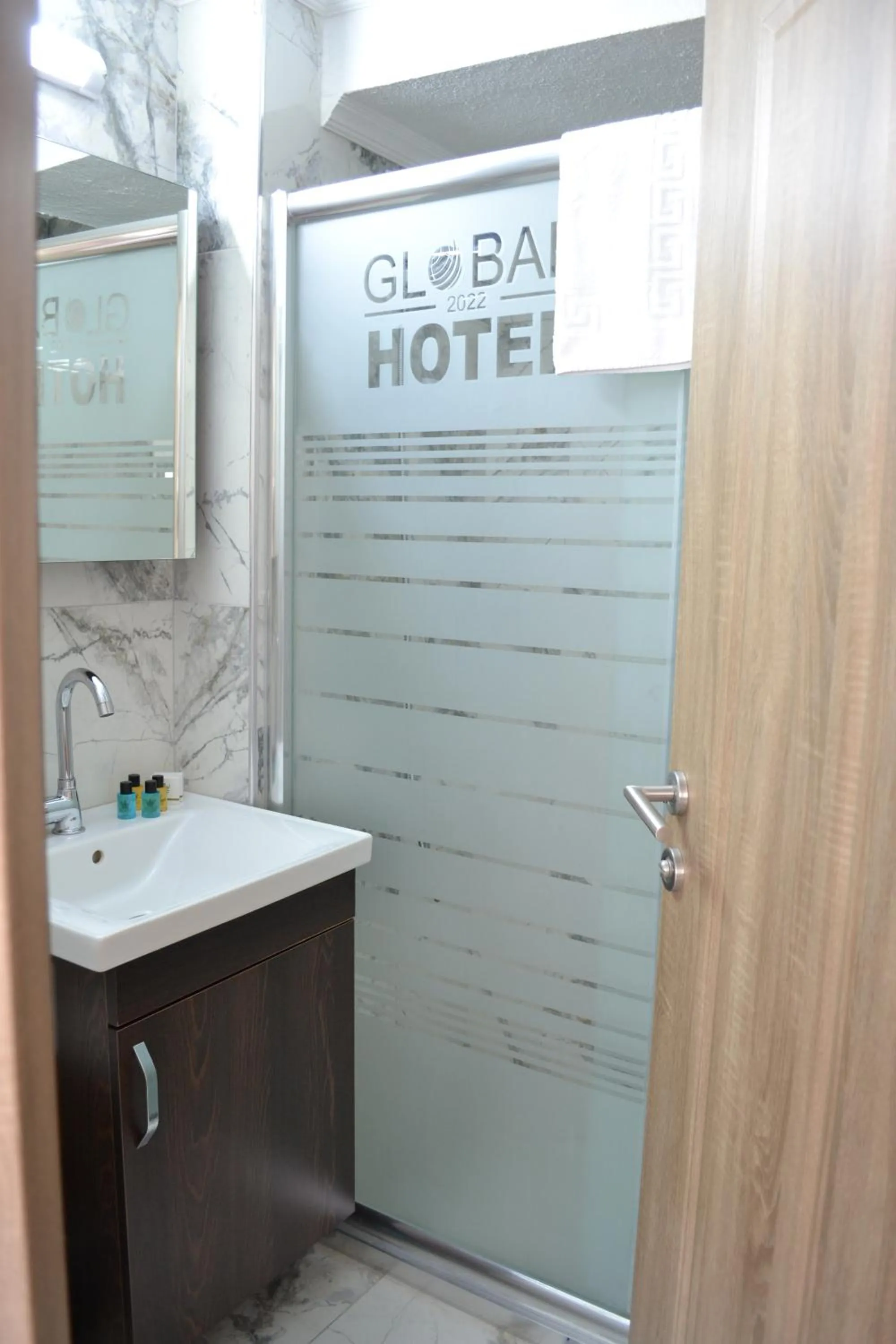 Shower in HOTEL GLOBAL 2022