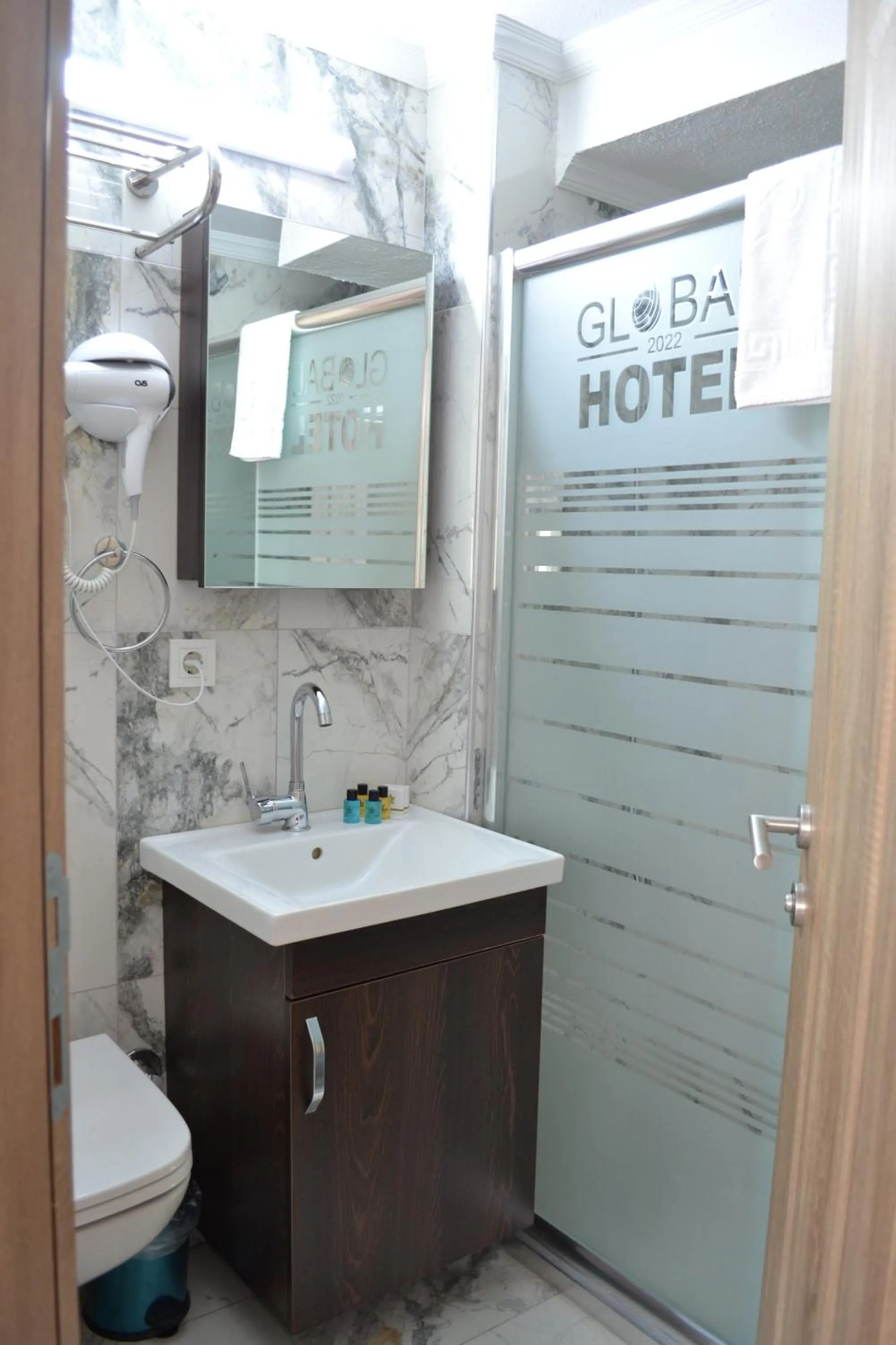 Bathroom in HOTEL GLOBAL 2022