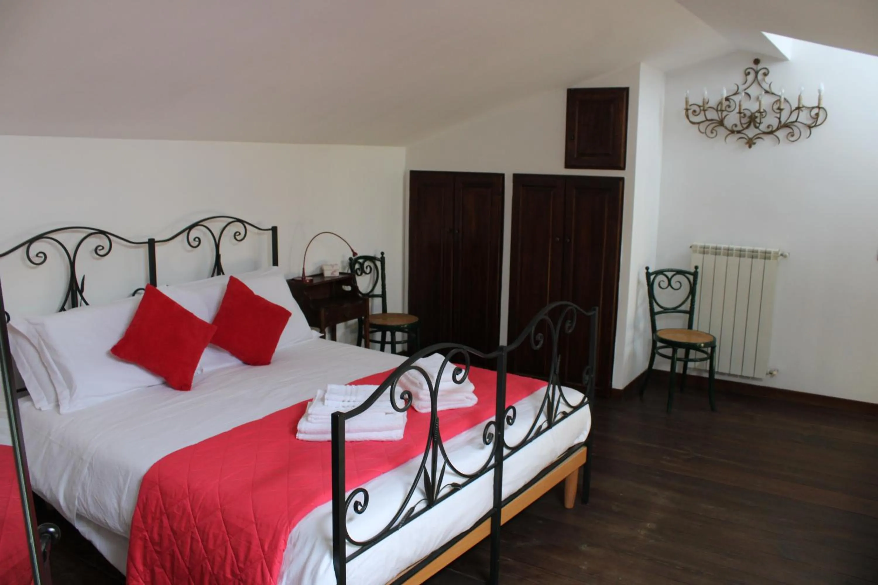 Bedroom, Bed in La luce del borgo