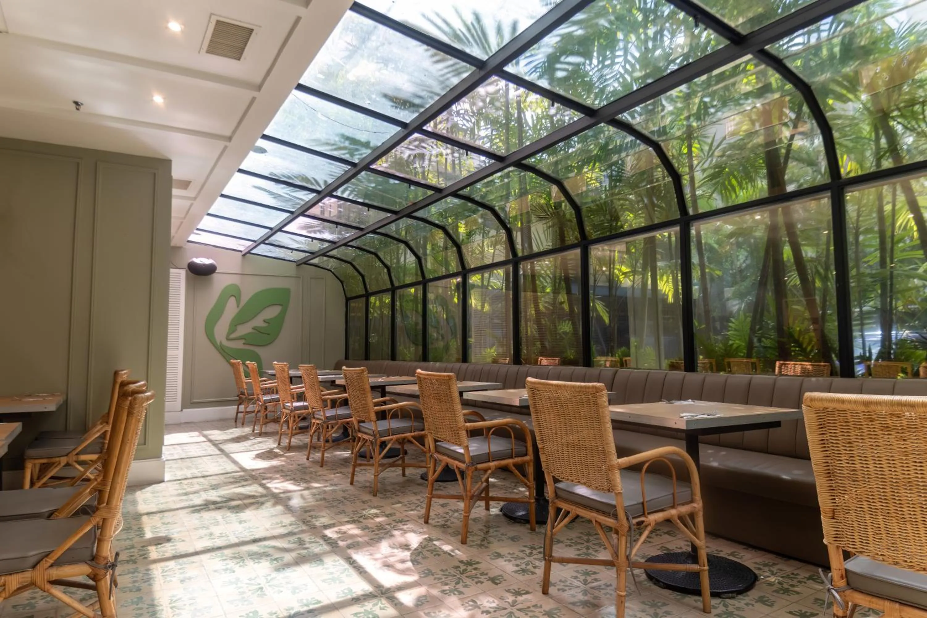 Restaurant/places to eat in HOTEL ALTAMIRA SUITES