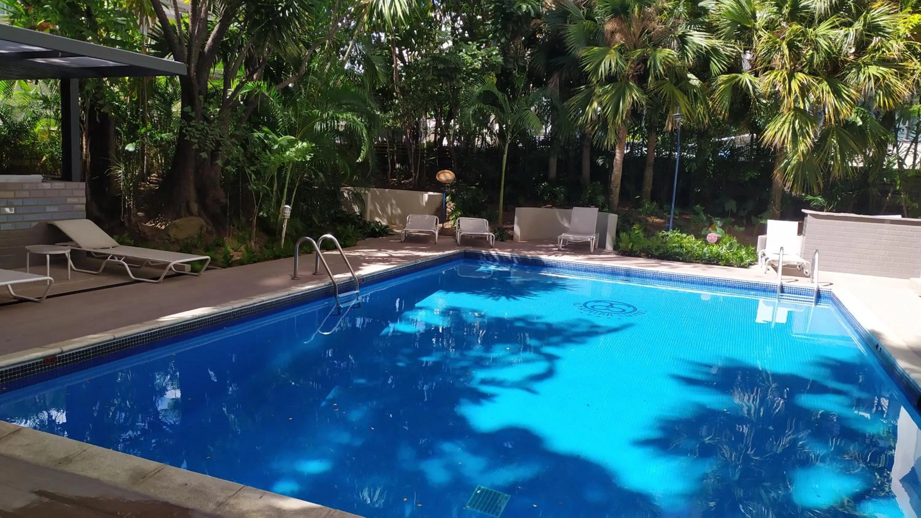Swimming pool in HOTEL ALTAMIRA SUITES