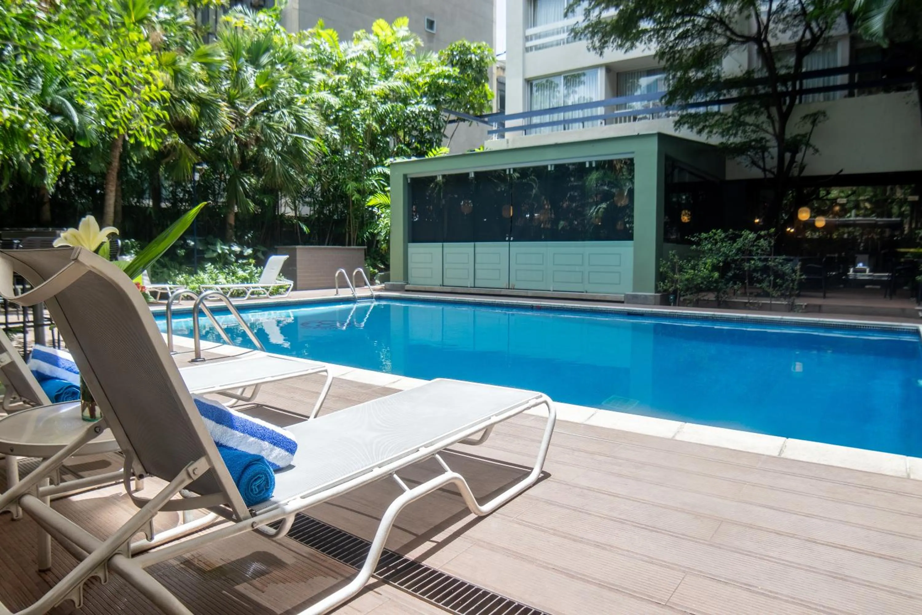 Swimming pool in HOTEL ALTAMIRA SUITES