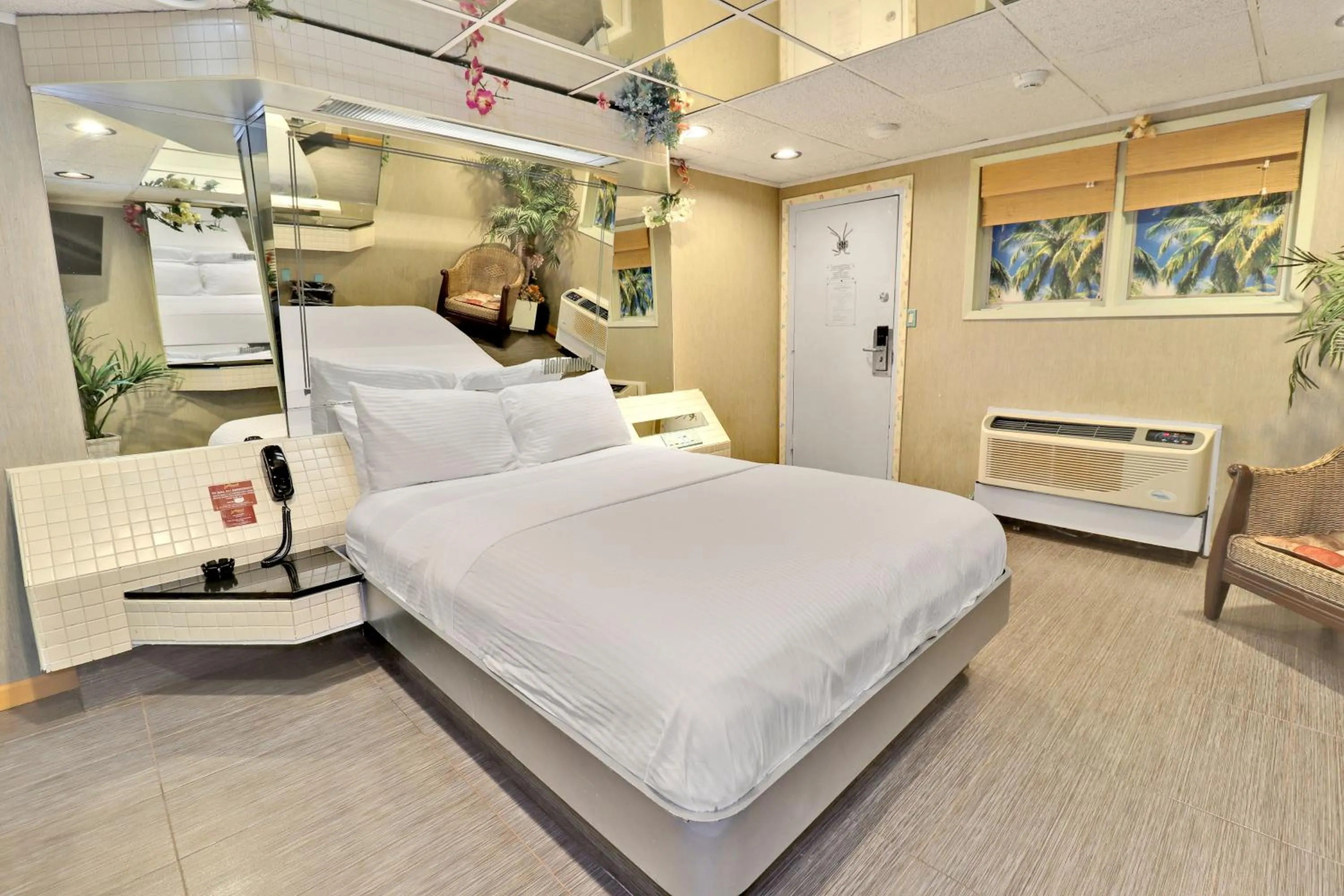 Bedroom, Bed in Hollywood Motel