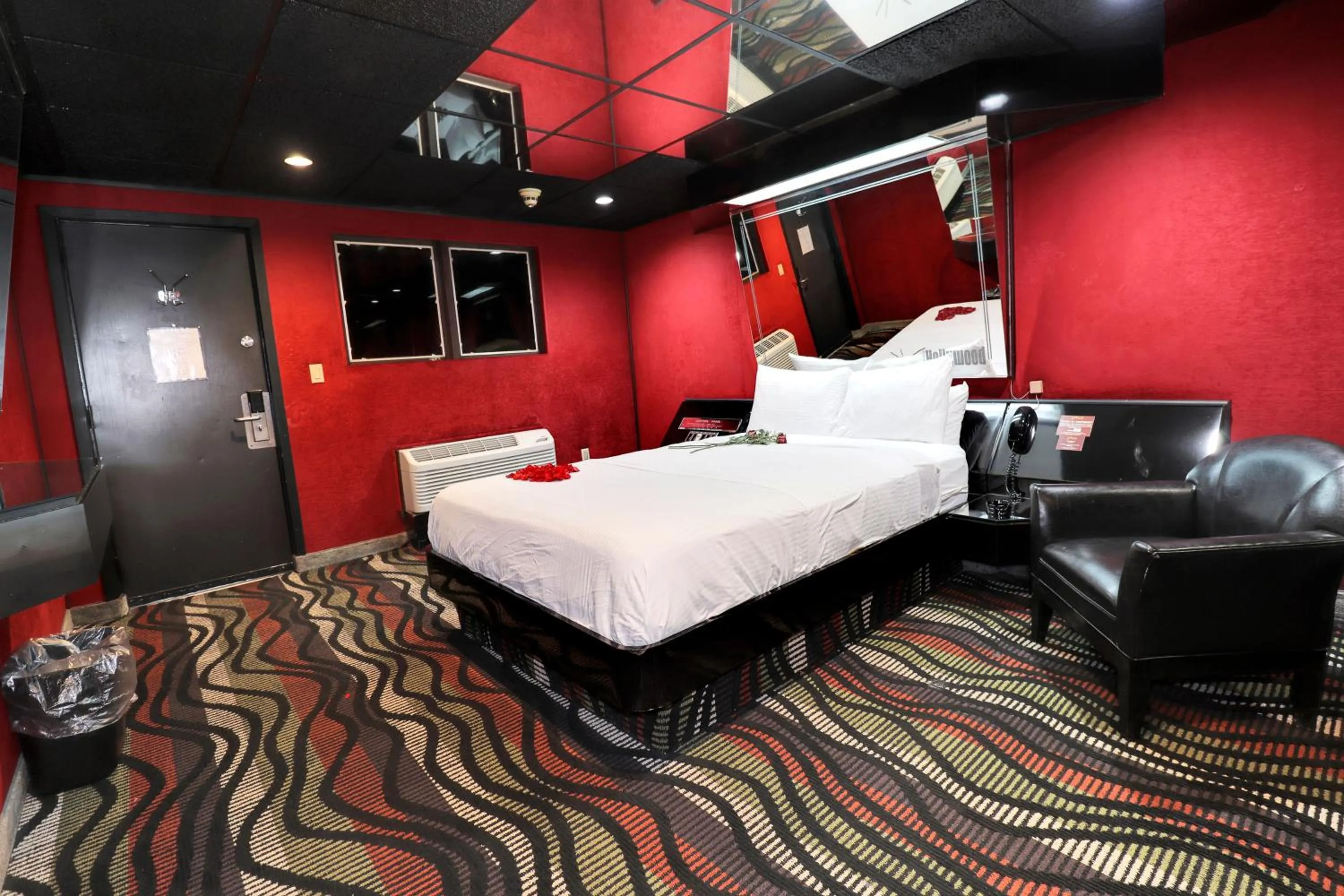 Bedroom, Bed in Hollywood Motel