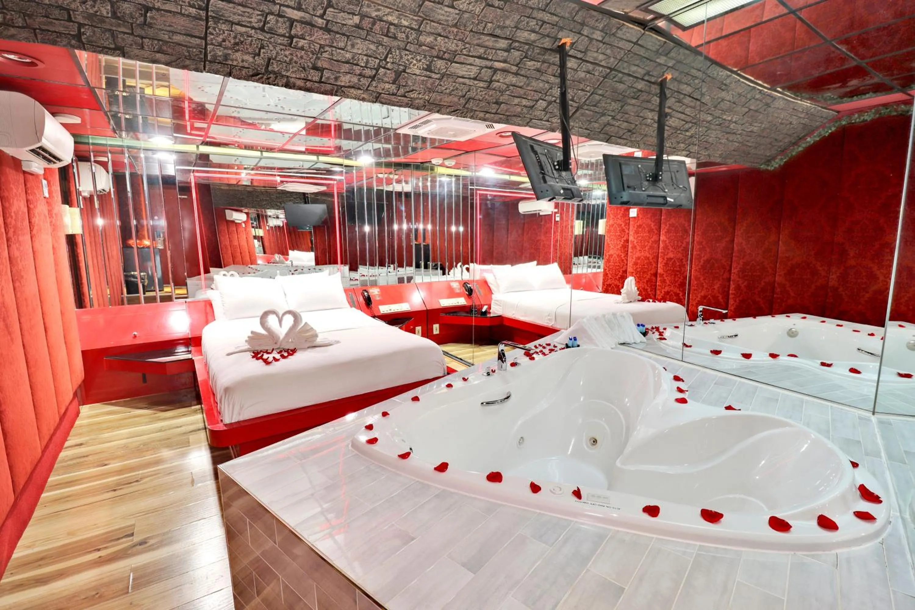 Massage, Bed in Hollywood Motel