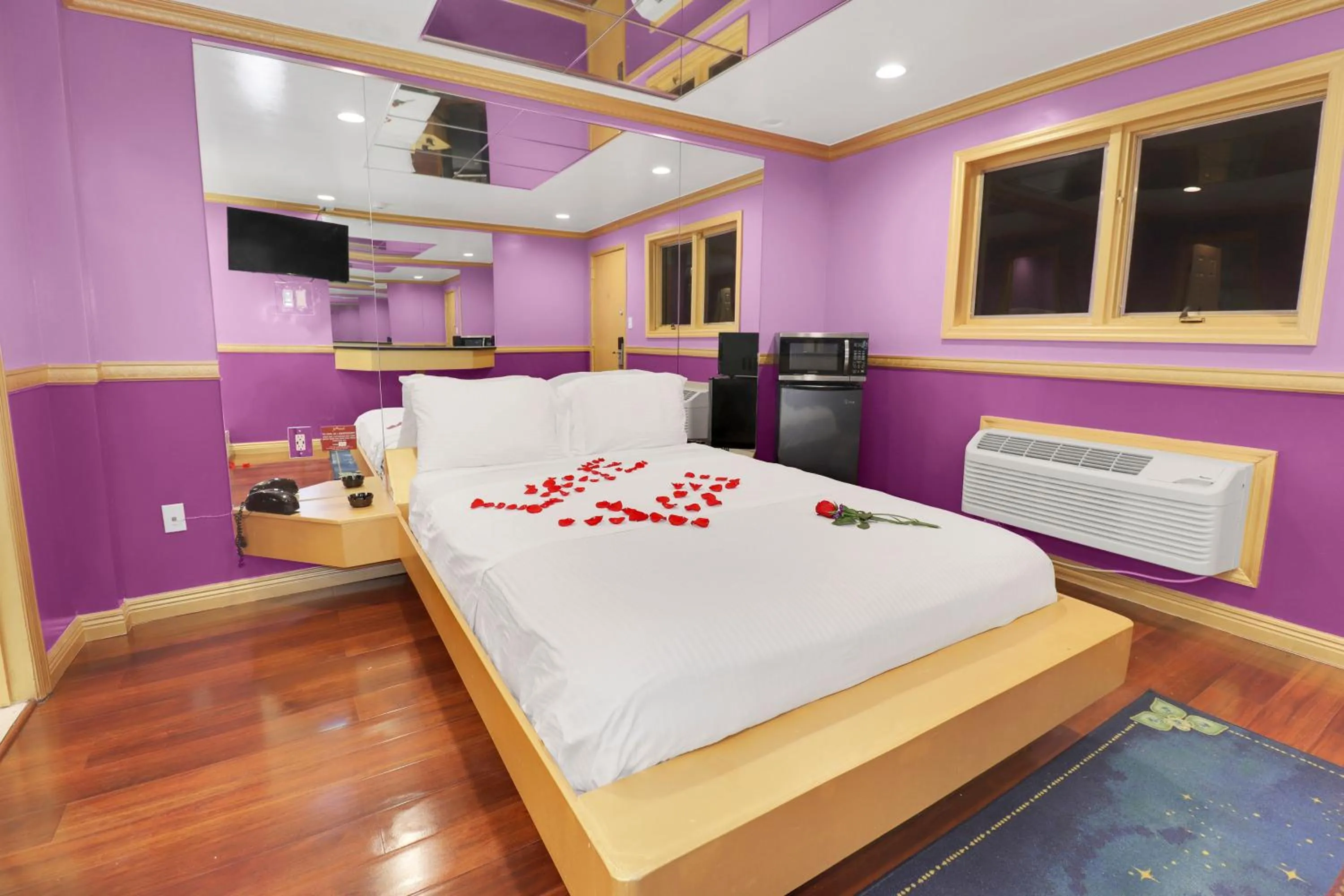 Bedroom in Hollywood Motel